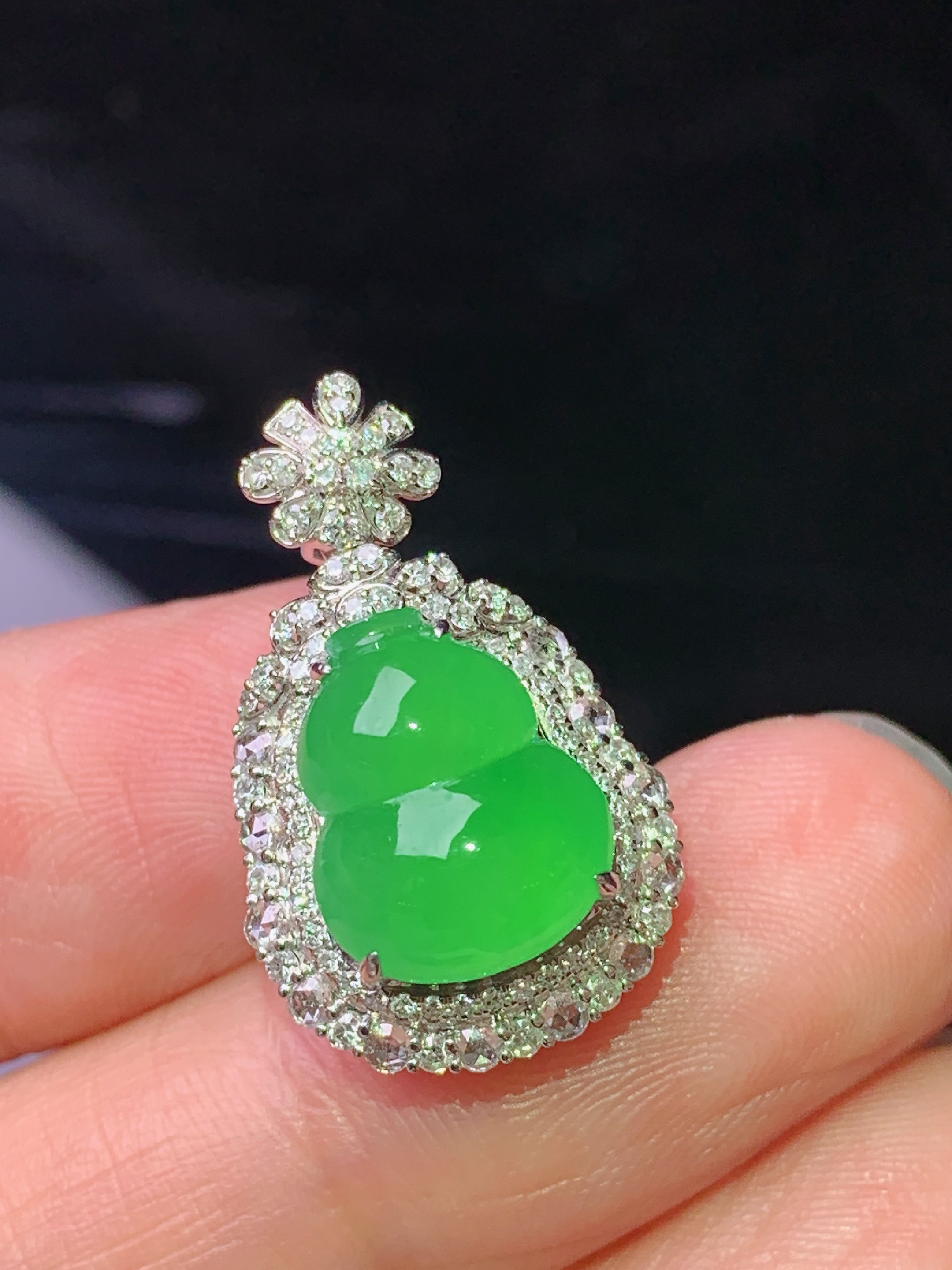 18k金钻镶嵌冰阳绿葫芦吊坠 玉质细腻 色泽艳丽清新 水润亮眼 整体尺寸22.8*14*11 s2