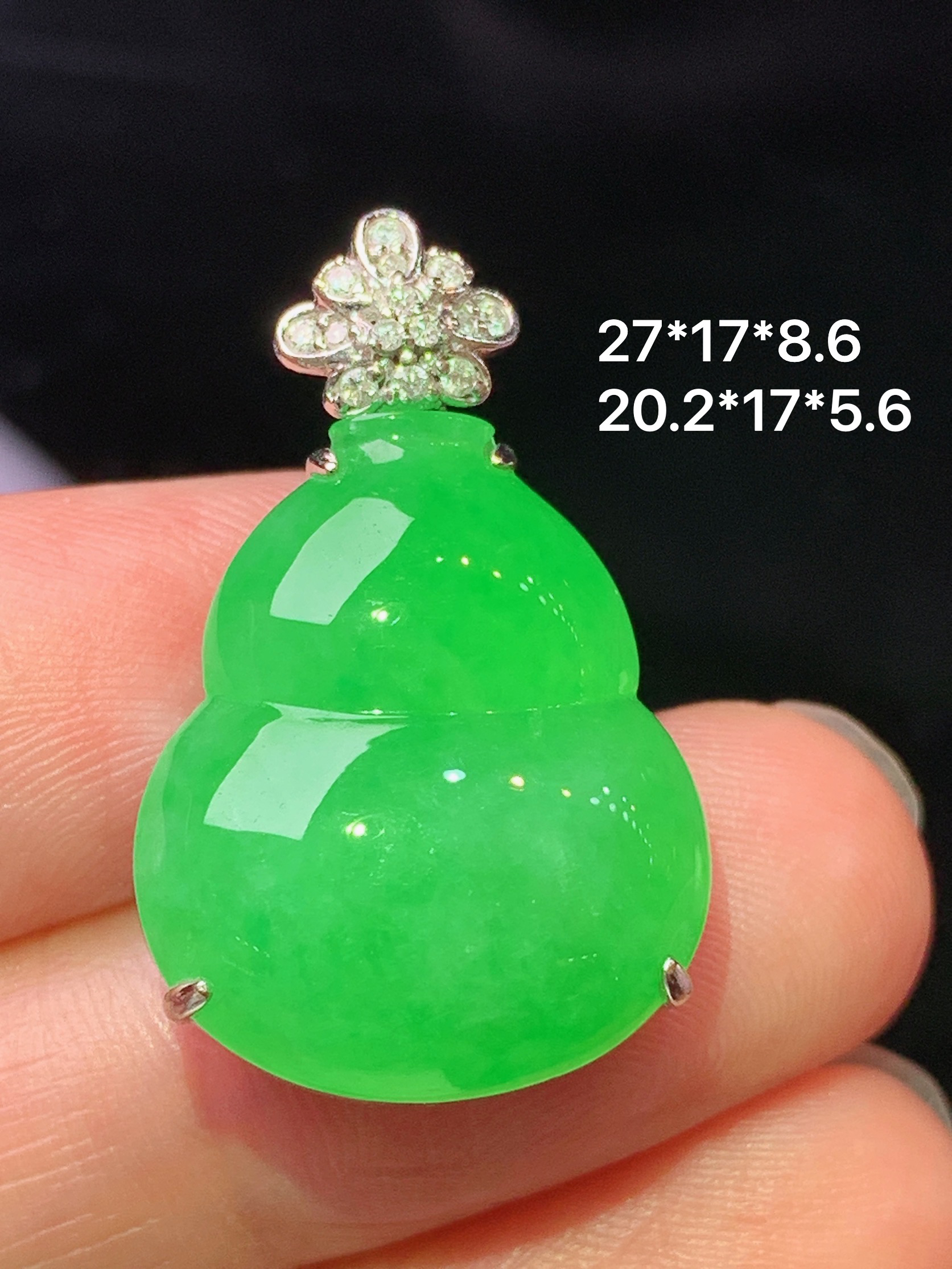 18k金钻镶嵌冰阳绿葫芦吊坠 玉质细腻 色泽艳丽清新 水润亮眼 整体尺寸27*17*8.6 L2