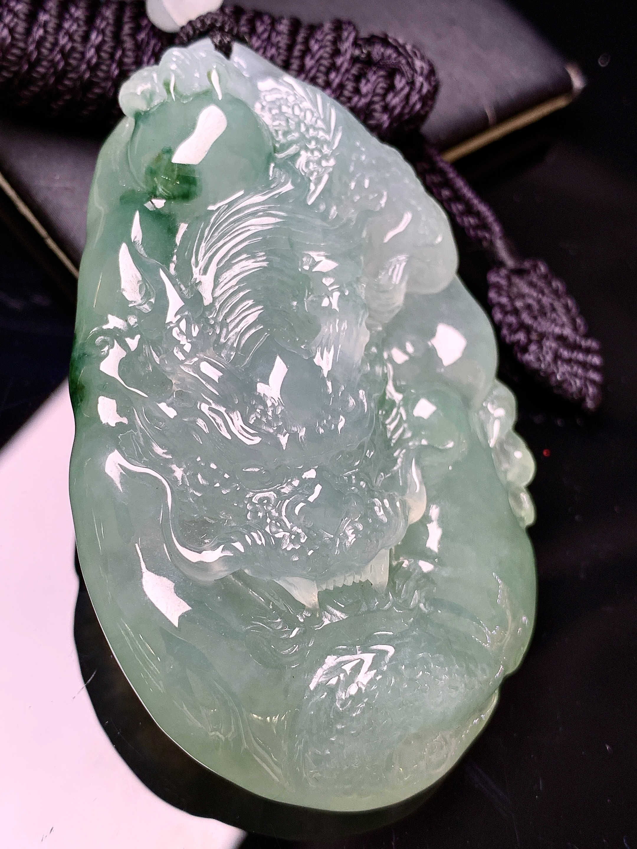 冰种飘绿龙吊坠 玉质细腻 色泽艳丽清新 水润亮眼 整体尺寸65*40*12.5 w1