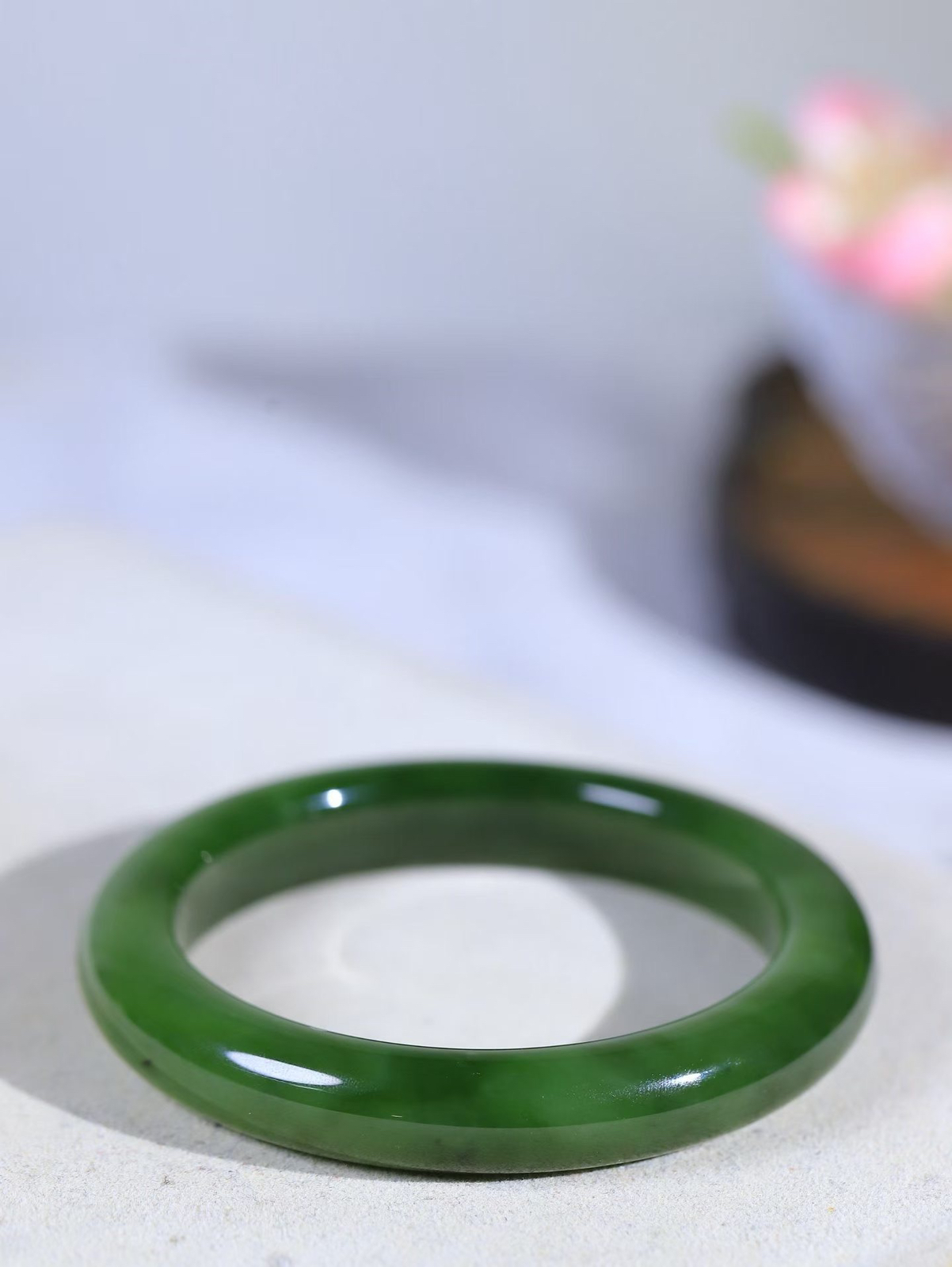 【碧色荡漾·手镯】

精品和田玉碧玉手镯，玉质细腻温润，手感舒适，️线条流畅，简约大气，美自