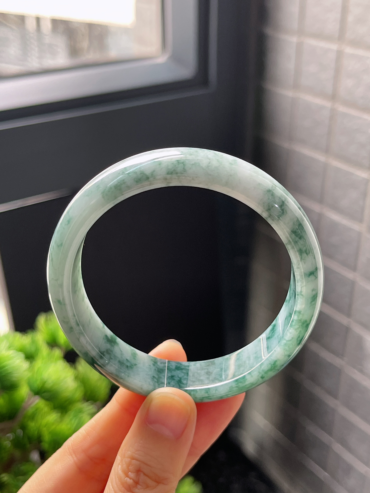 正圈56.5圈口，翡翠糯化种飘绿手镯