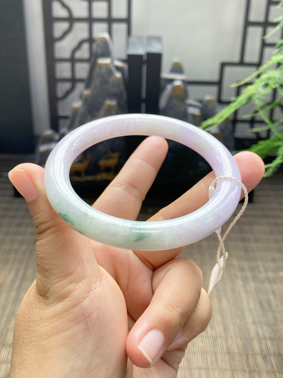 圆镯55圈口，翡翠糯化种飘绿手镯