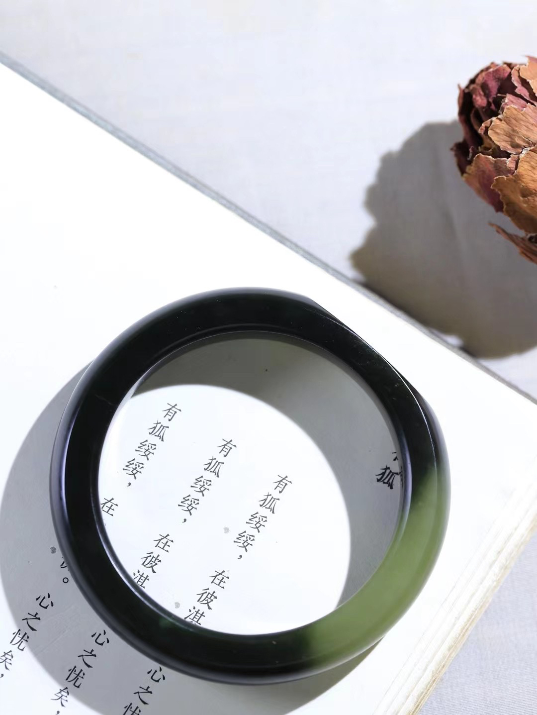【一见钟情·手镯】

新疆和田籽料手镯。镯型饱满，温润细腻，脂润沁香。️执一卷书，沏一盏茶，着一袭裙，戴一只镯。淡淡浅笺，素心若兰，静赏玉中诗画。悠悠岁月，芊手轻摘，盛满诗样芳华。重54克   内径圈口54.5mm 尺寸11.7-9.1mm  FDA-12501604