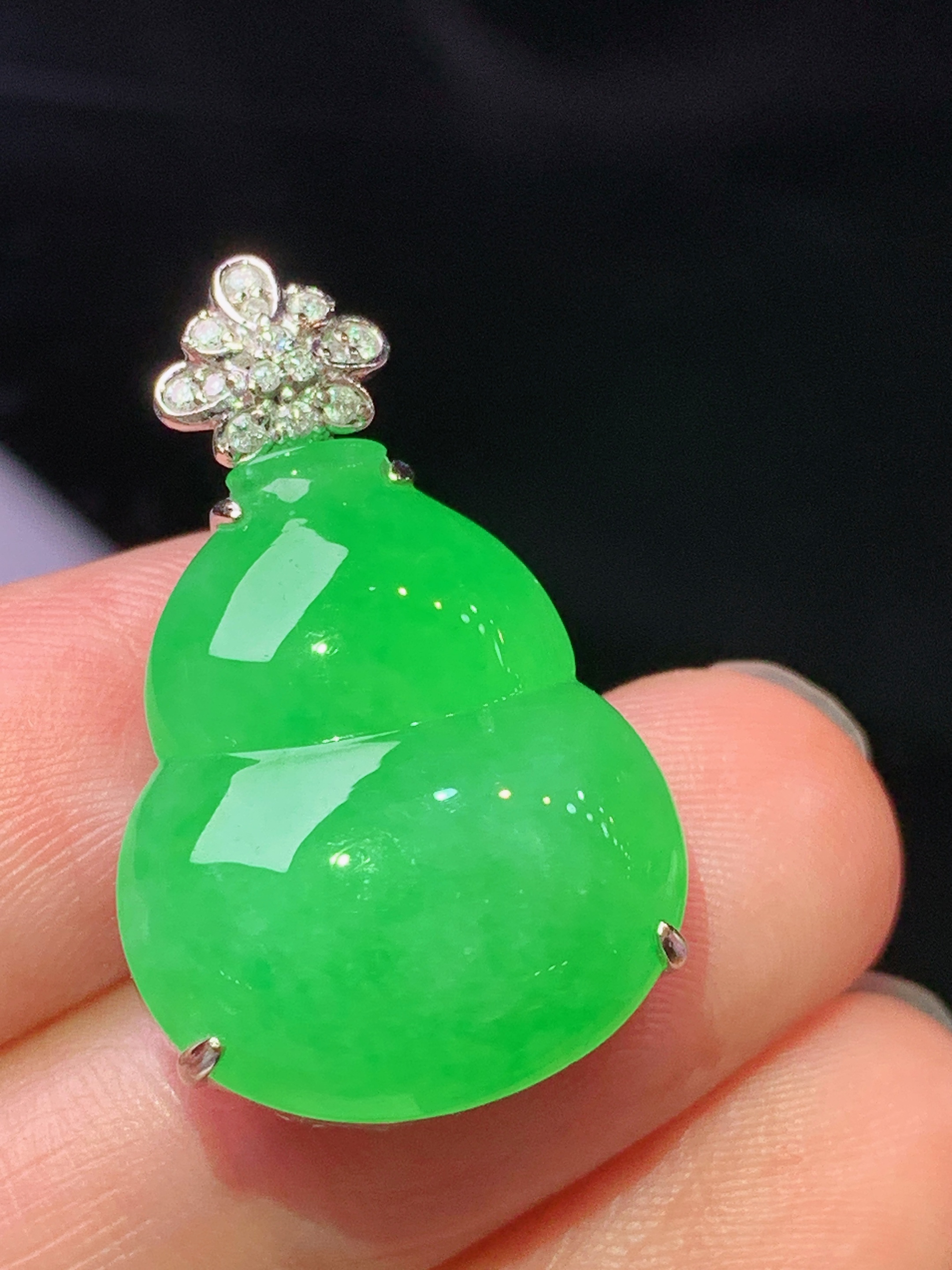18k金钻镶嵌冰阳绿葫芦吊坠 玉质细腻 色泽艳丽清新 水润亮眼 整体尺寸27*17*8.6 L2