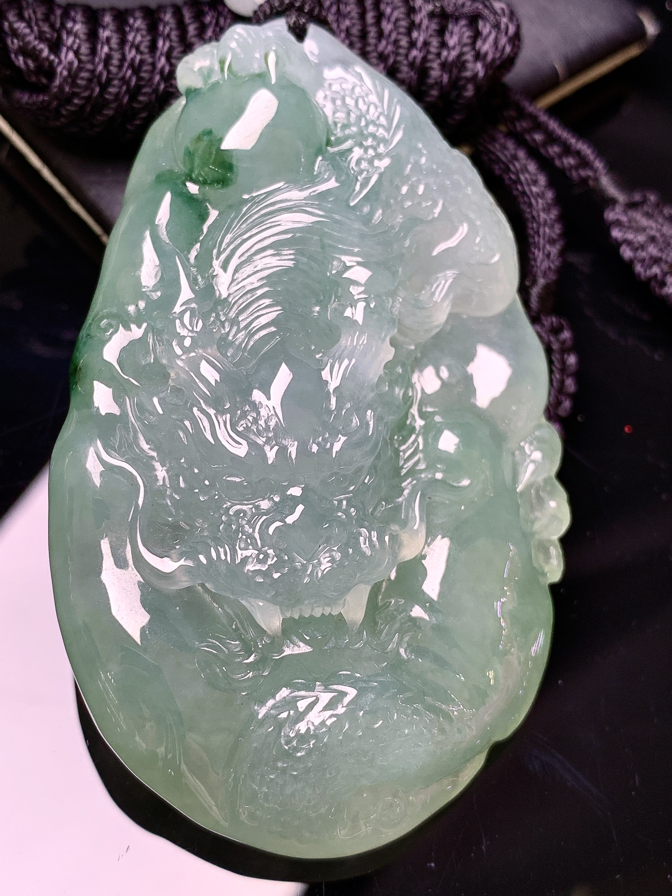 冰种飘绿龙吊坠 玉质细腻 色泽艳丽清新 水润亮眼 整体尺寸65*40*12.5 w1