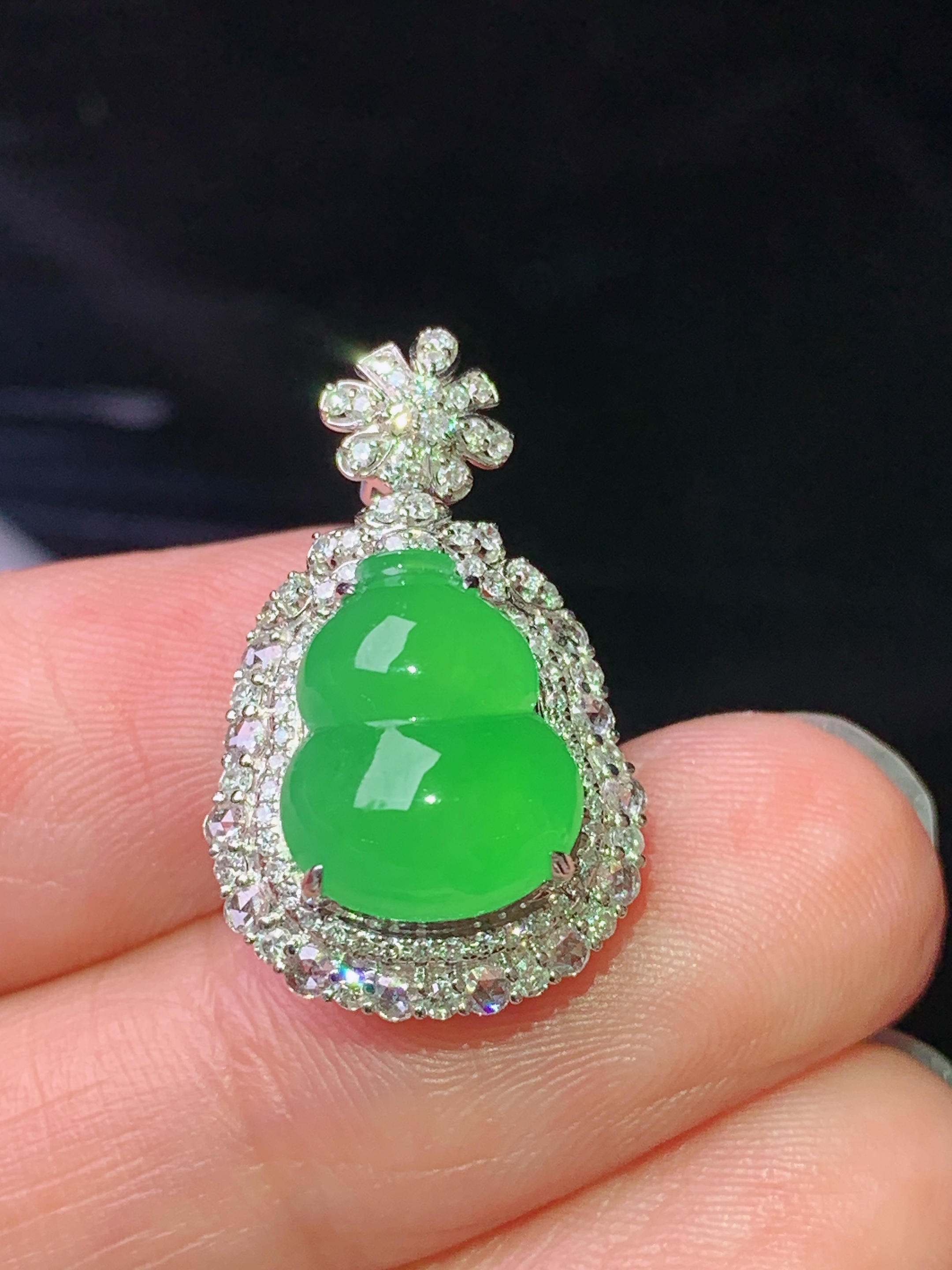 18k金钻镶嵌冰阳绿葫芦吊坠 玉质细腻 色泽艳丽清新 水润亮眼 整体尺寸22.8*14*11 s2