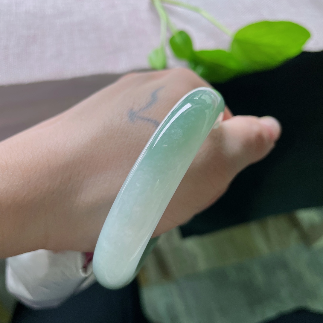 54.7/12.4/8.6，绿底正圈，湖水一般，平静动人，水头好，种老，知性，无裂，ss55423a
