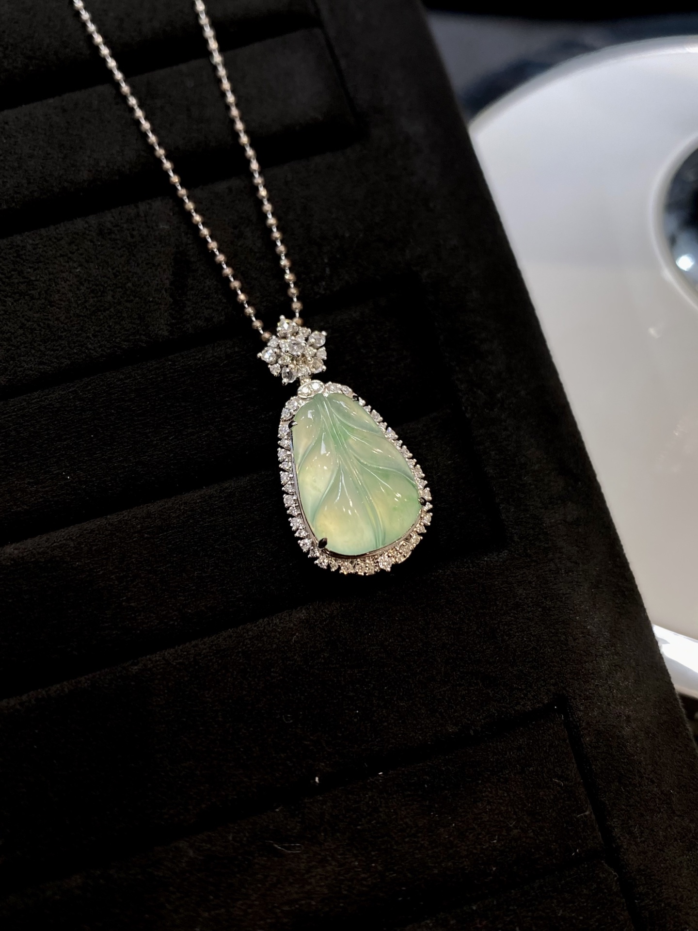 飘绿花叶子吊坠·金 整·26.5-13.6-8.6mm 裸·15.4-10.8-3.8mm