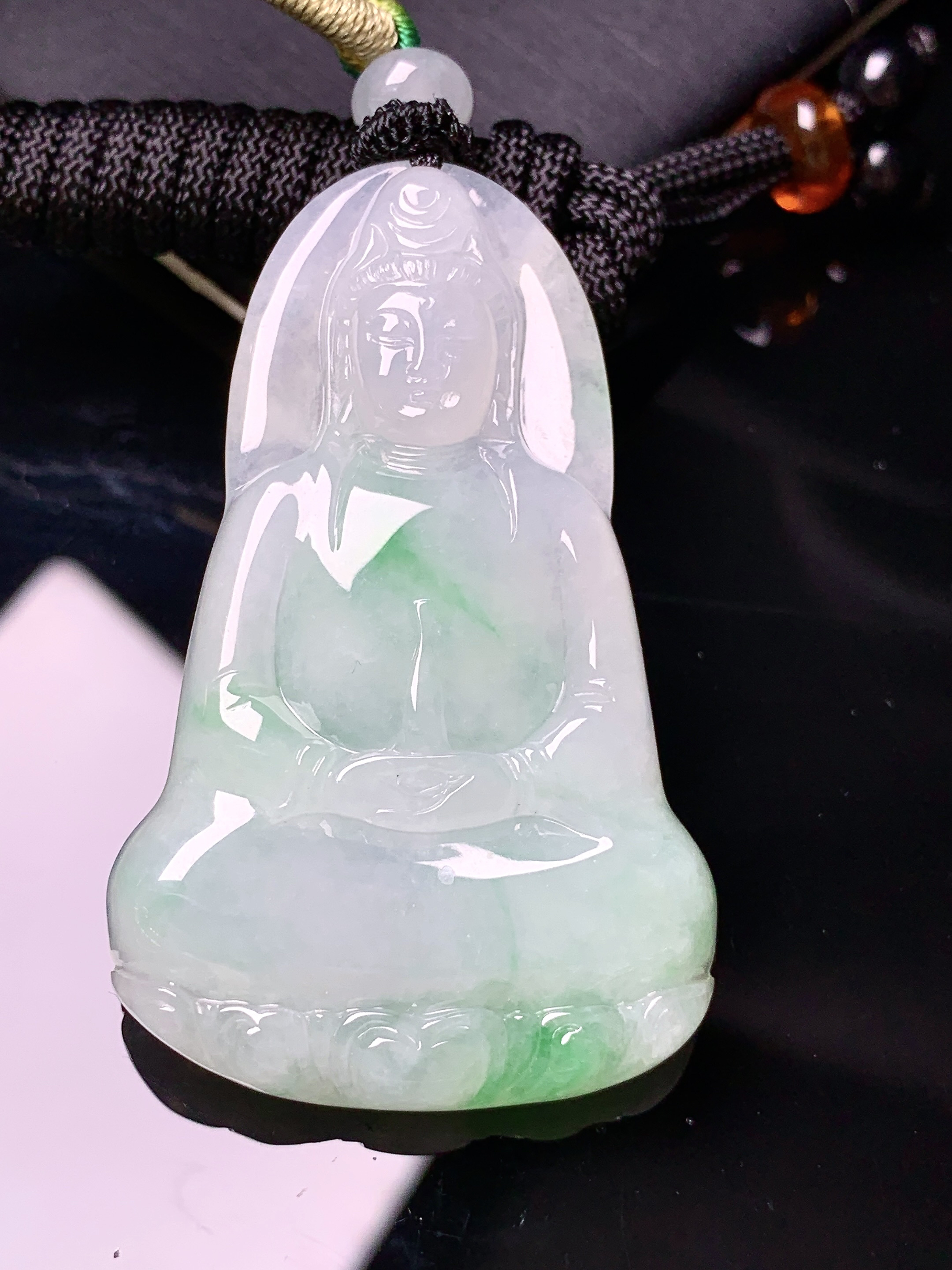 飘绿观音菩萨吊坠 玉质细腻 色泽艳丽清新 水润亮眼 整体尺寸49.6*30.6*5.5 w1