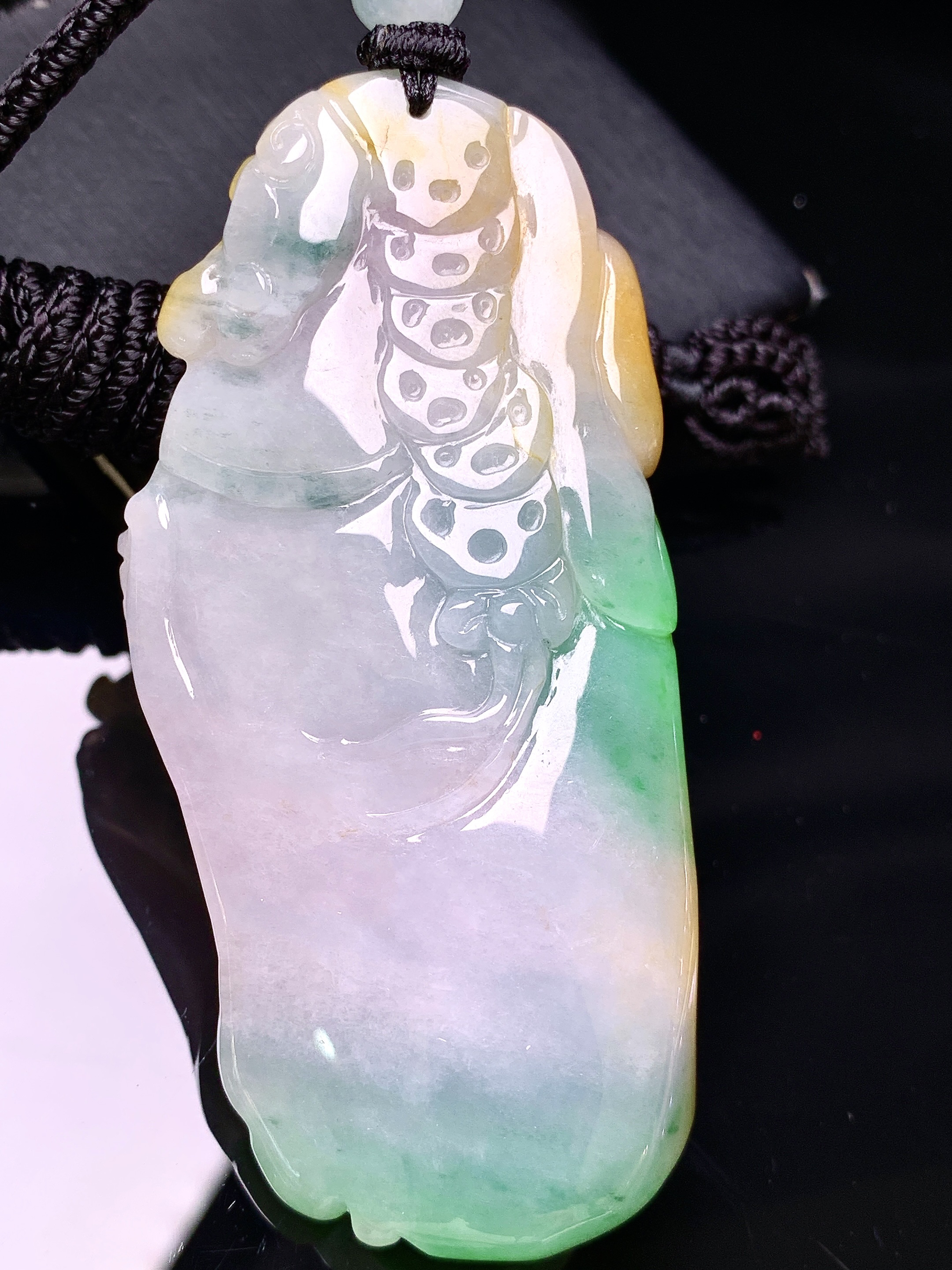 飘黄绿财神吊坠 玉质细腻 色泽艳丽清新 水润亮眼 整体尺寸70.2*36.6*14.6 w1