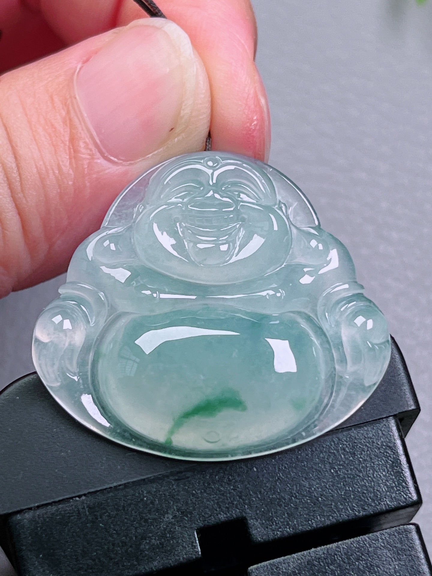 冰种飘花佛公，无裂，玉质油洁，冰透水润，起荧光，尺寸：30.7-34-5.7