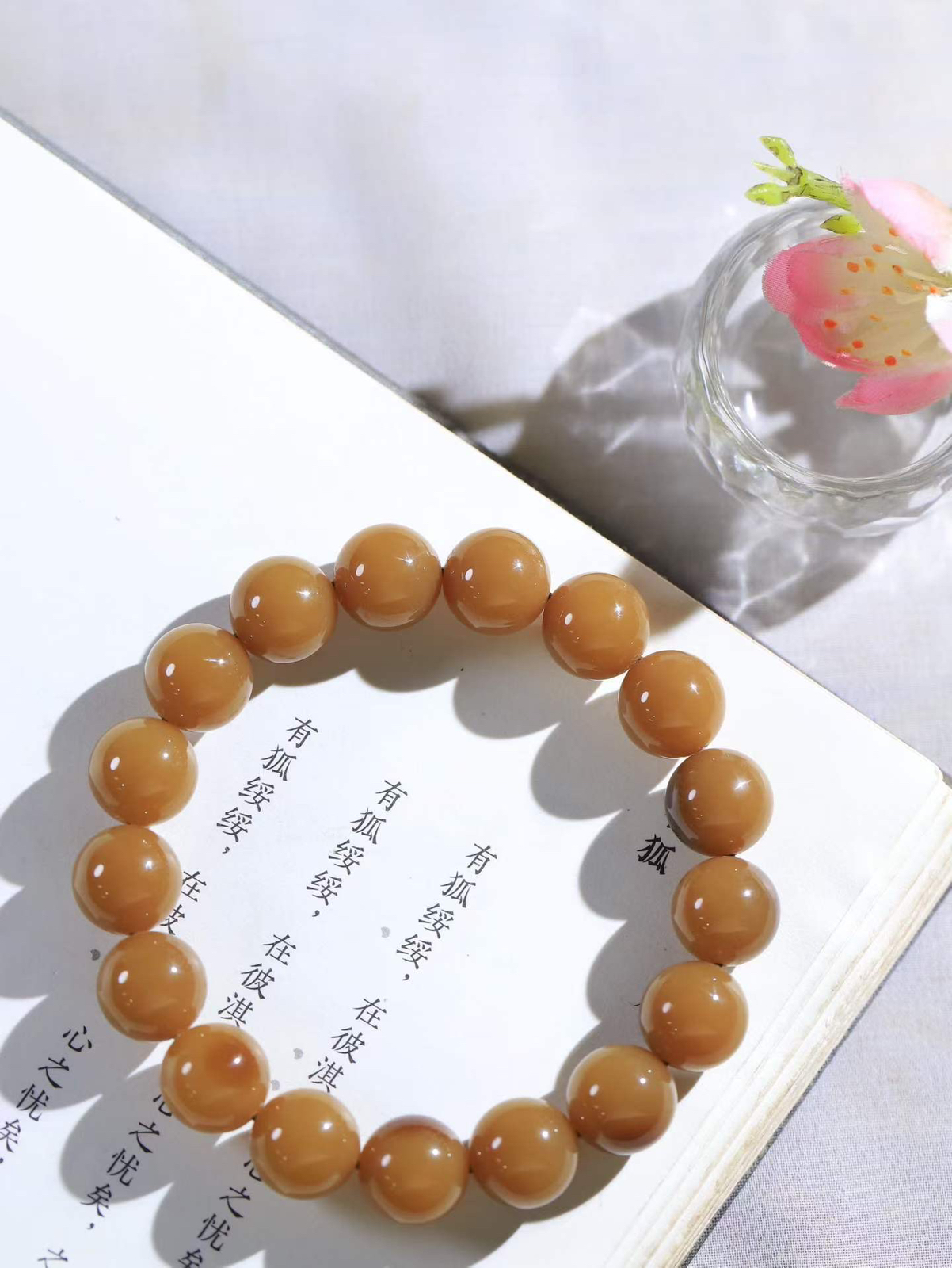 【珠圆玉润.手串】

精品️和田玉糖玉珠圆玉润手串 玉质温润细腻  整串打磨圆润，佩戴舒适。珠珠落玉盘，间关莺语花底滑，一生美好时光，无论身在何处，都有它相伴相守。事事顺遂，幸福美满，吉祥如意。重44.8克 尺寸取一12mm  FDA-22501500