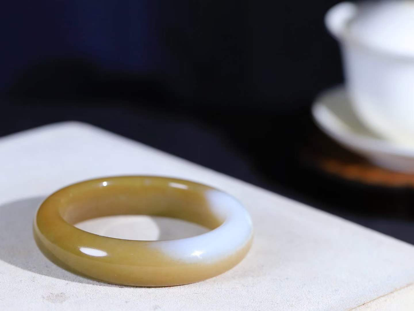 （温柔雅致.手镯）

精品️和田玉糖白玉手镯。镯型饱满，温润细腻，脂润沁香。️执一卷书，沏一