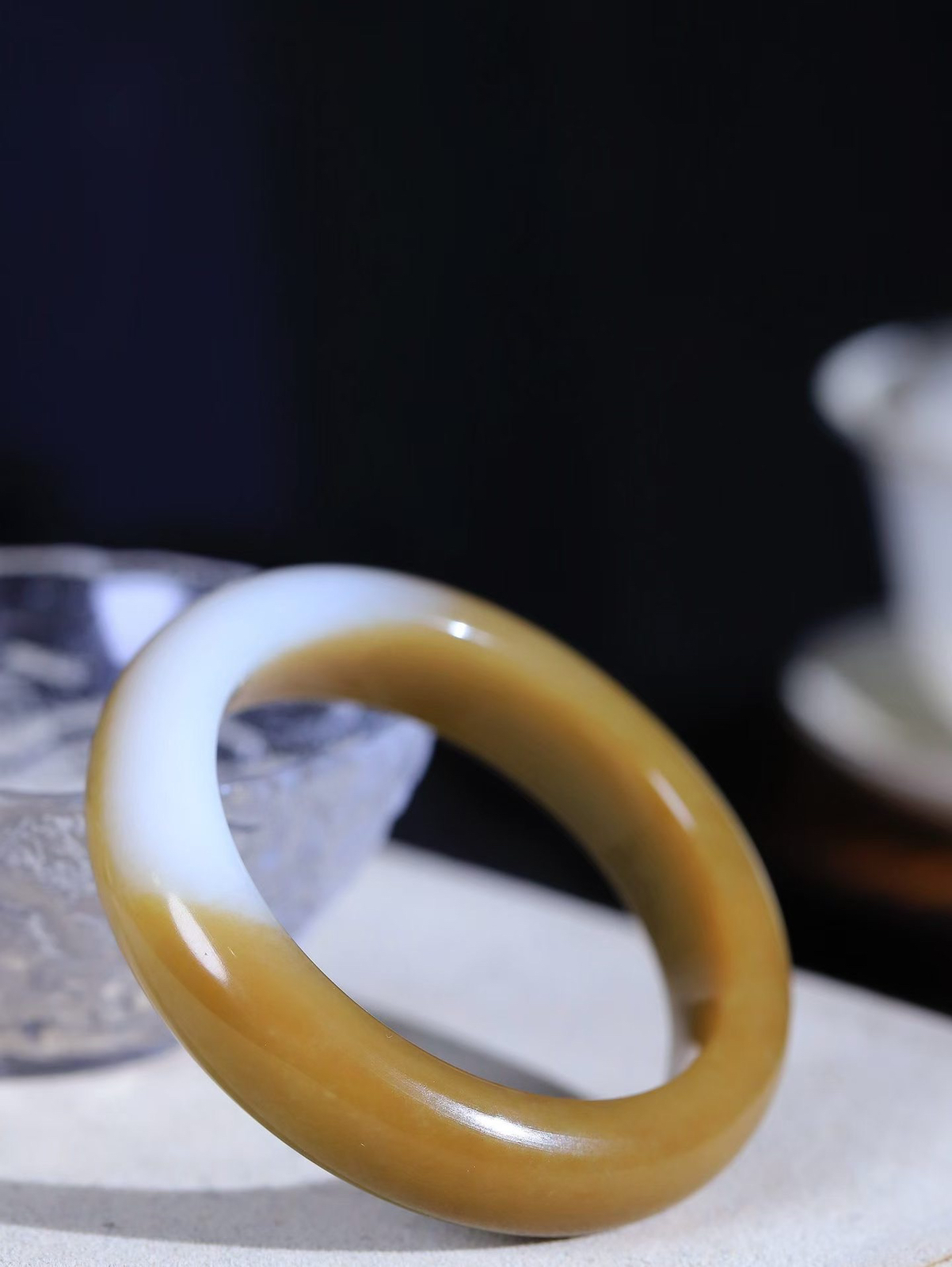 （温柔雅致.手镯）

精品️和田玉糖白玉手镯。镯型饱满，温润细腻，脂润沁香。️执一卷书，沏一盏茶，着一袭裙，戴一只镯。淡淡浅笺，素心若兰，静赏玉中诗画。悠悠岁月，芊手轻摘，盛满诗样芳华。重65.6克   内径53.5mm  尺寸14.4-9.2mm   FDL-99501521