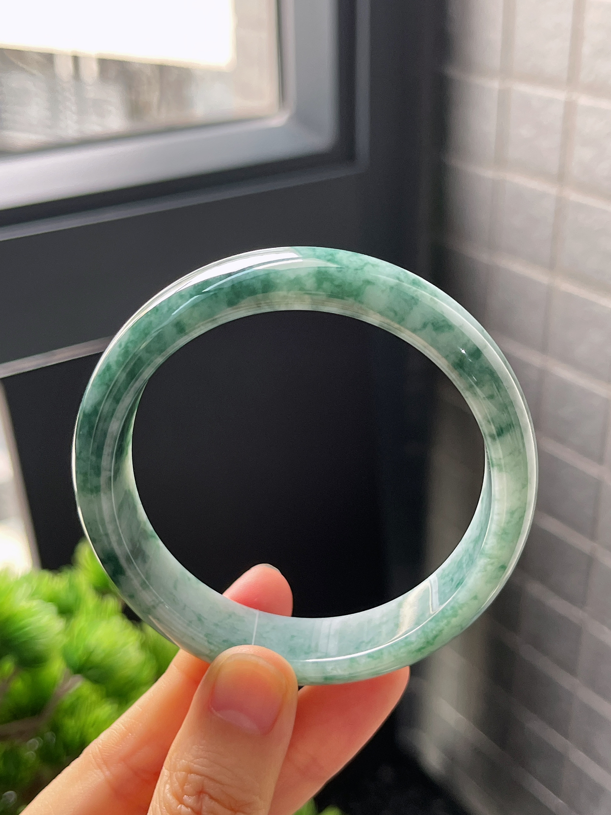 正圈56.5圈口，翡翠糯化种飘绿手镯