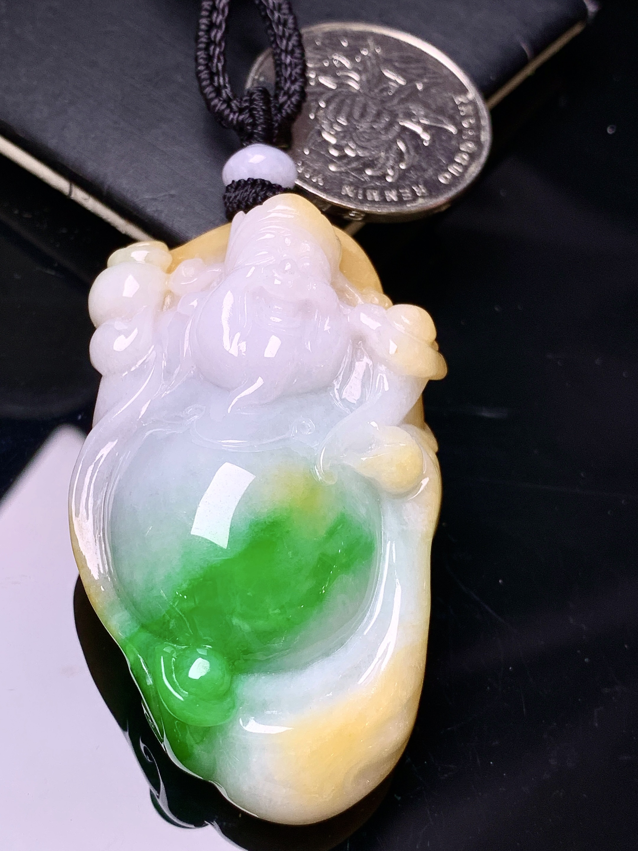 飘黄绿翡财神吊坠 玉质细腻 色泽艳丽清新 水润亮眼 整体尺寸53.5*31.5*17.5 w1