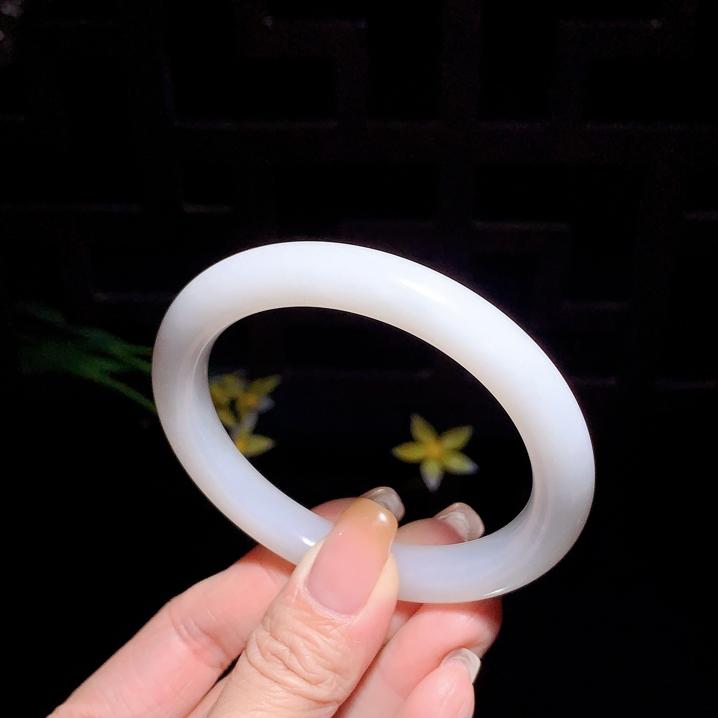 和田玉57圈羊脂白手镯！玉质细腻油润 底色纯净 无裂无杂 脂粉好，品质高。
