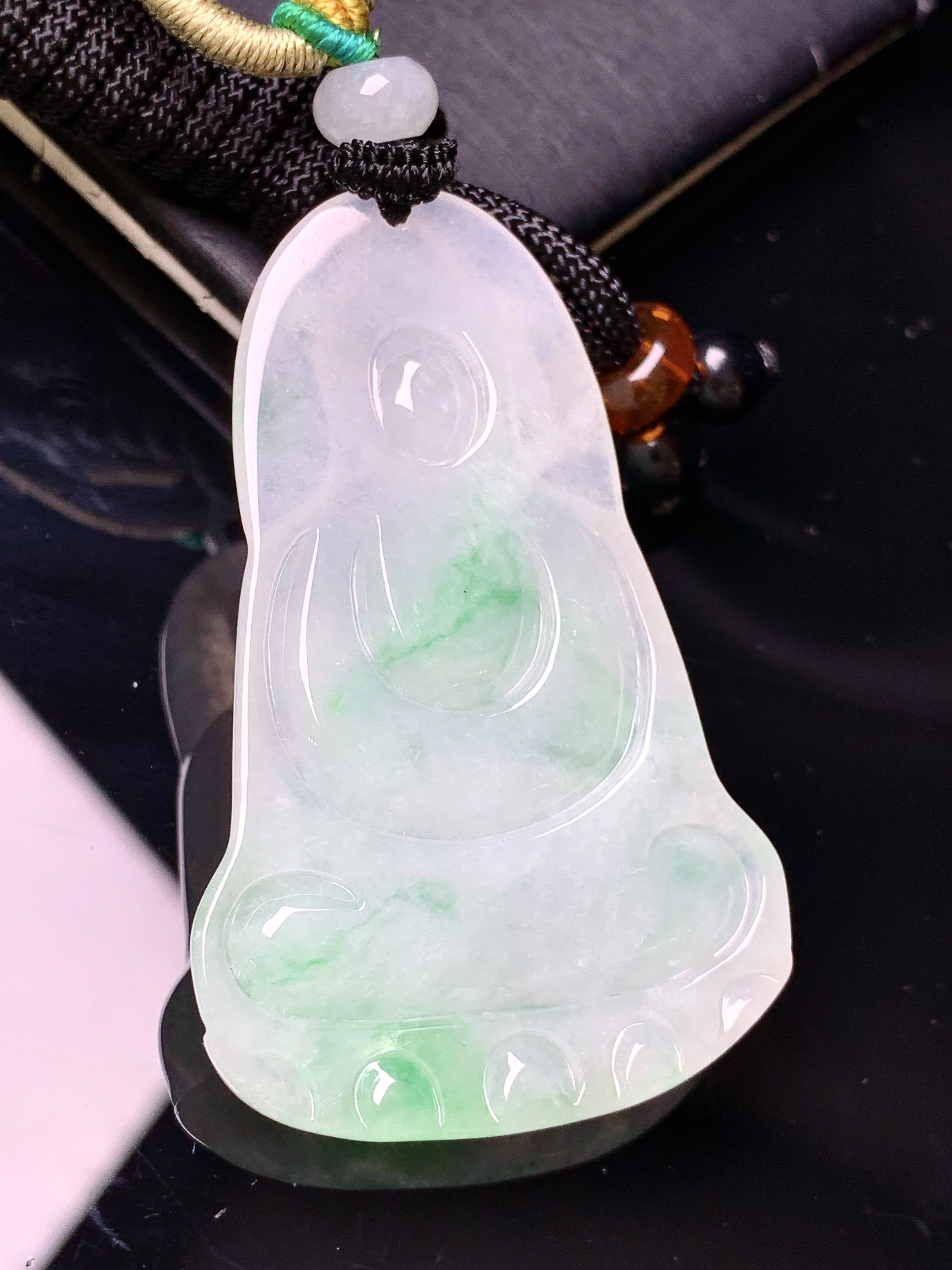 飘绿观音菩萨吊坠 玉质细腻 色泽艳丽清新 水润亮眼 整体尺寸49.6*30.6*5.5 w1
