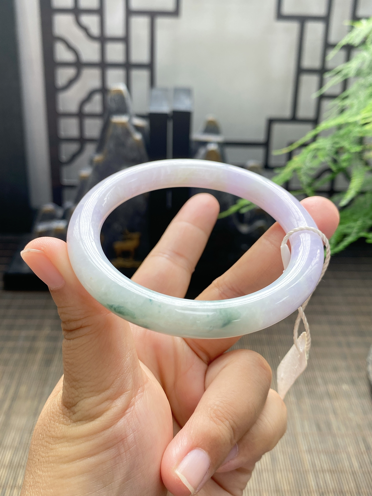 圆镯55圈口，翡翠糯化种飘绿手镯