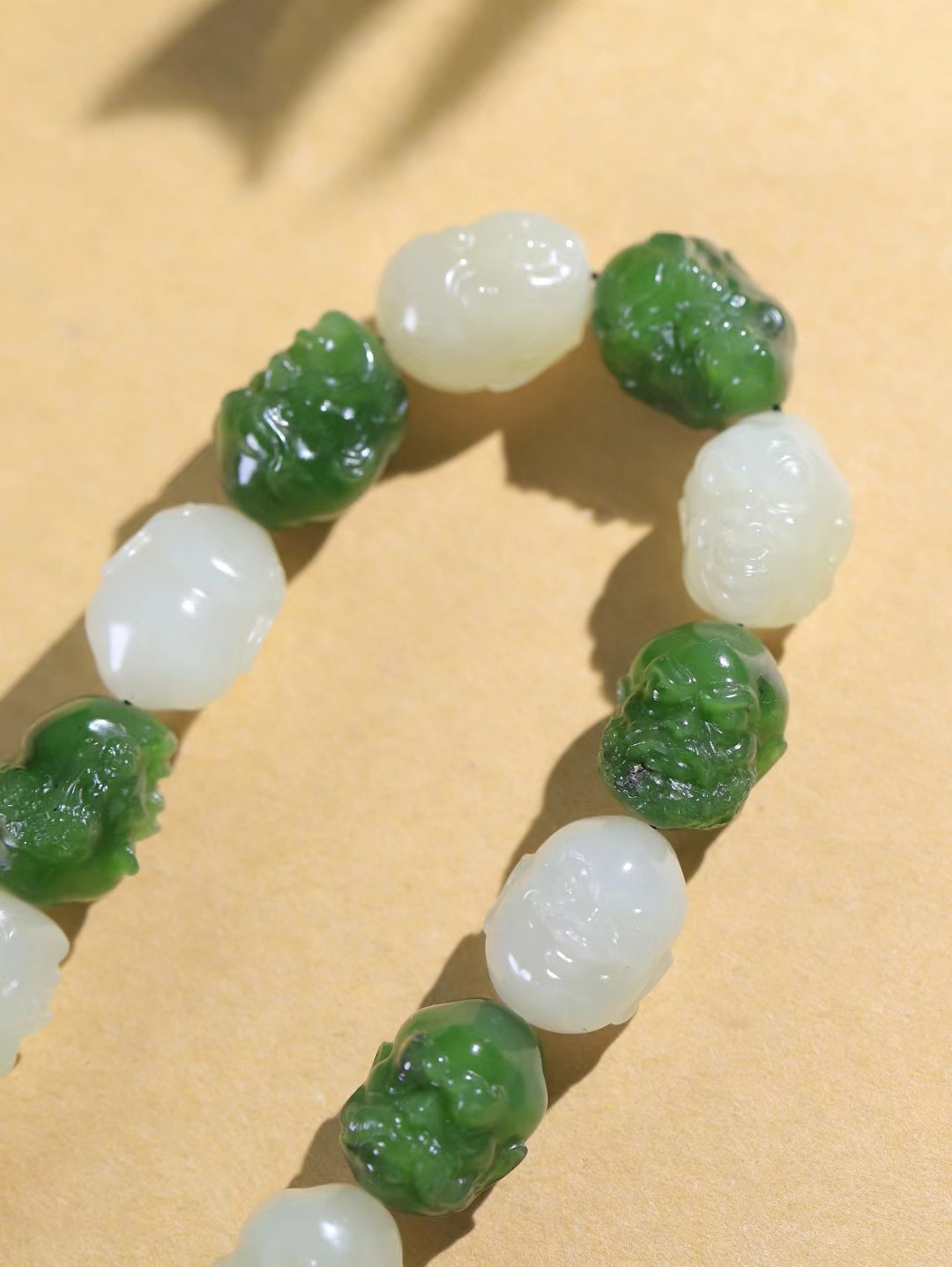 （十八罗汉.手持）

精品和田玉白玉/碧玉十八罗汉手持，玉质温润细腻 油性十足 颗颗饱满圆润。罗汉有着金刚不坏之身，修行得道，六根清净， 象征坚毅坚强、顺畅如意、幸福安康，在遇到任何困难时，能够逢凶化吉、消灾避灾。重113.3克 尺寸取一18.8-14.8-14.7mm FDL-98501678