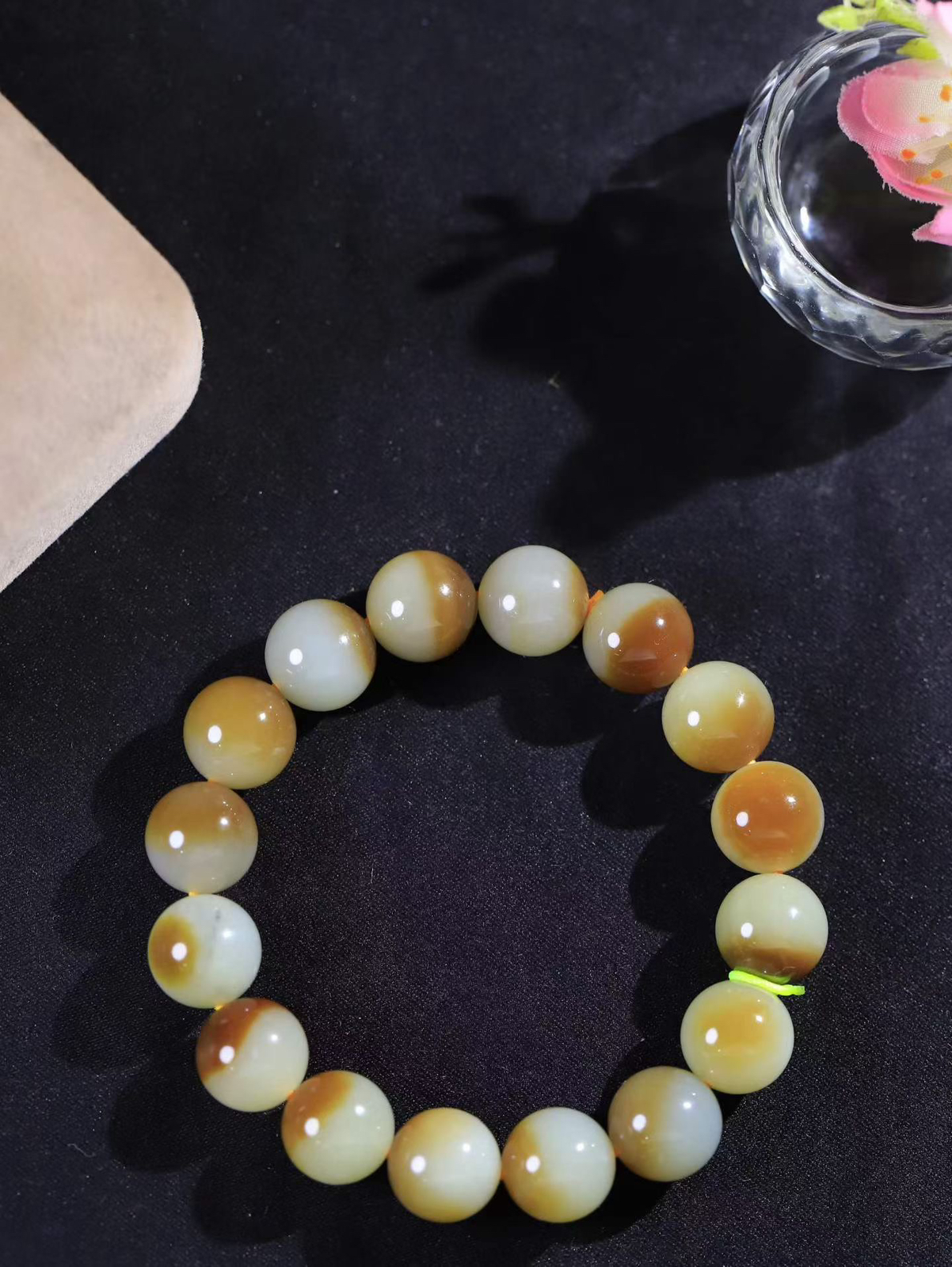 【珠圆玉润.手串】

精品️和田玉糖白玉珠圆玉润手串 玉质温润细腻  整串打磨圆润，佩戴舒适。珠珠落玉盘，间关莺语花底滑，一生美好时光，无论身在何处，都有它相伴相守。事事顺遂，幸福美满，吉祥如意。重43克 尺寸取一12mm FDT-16501713