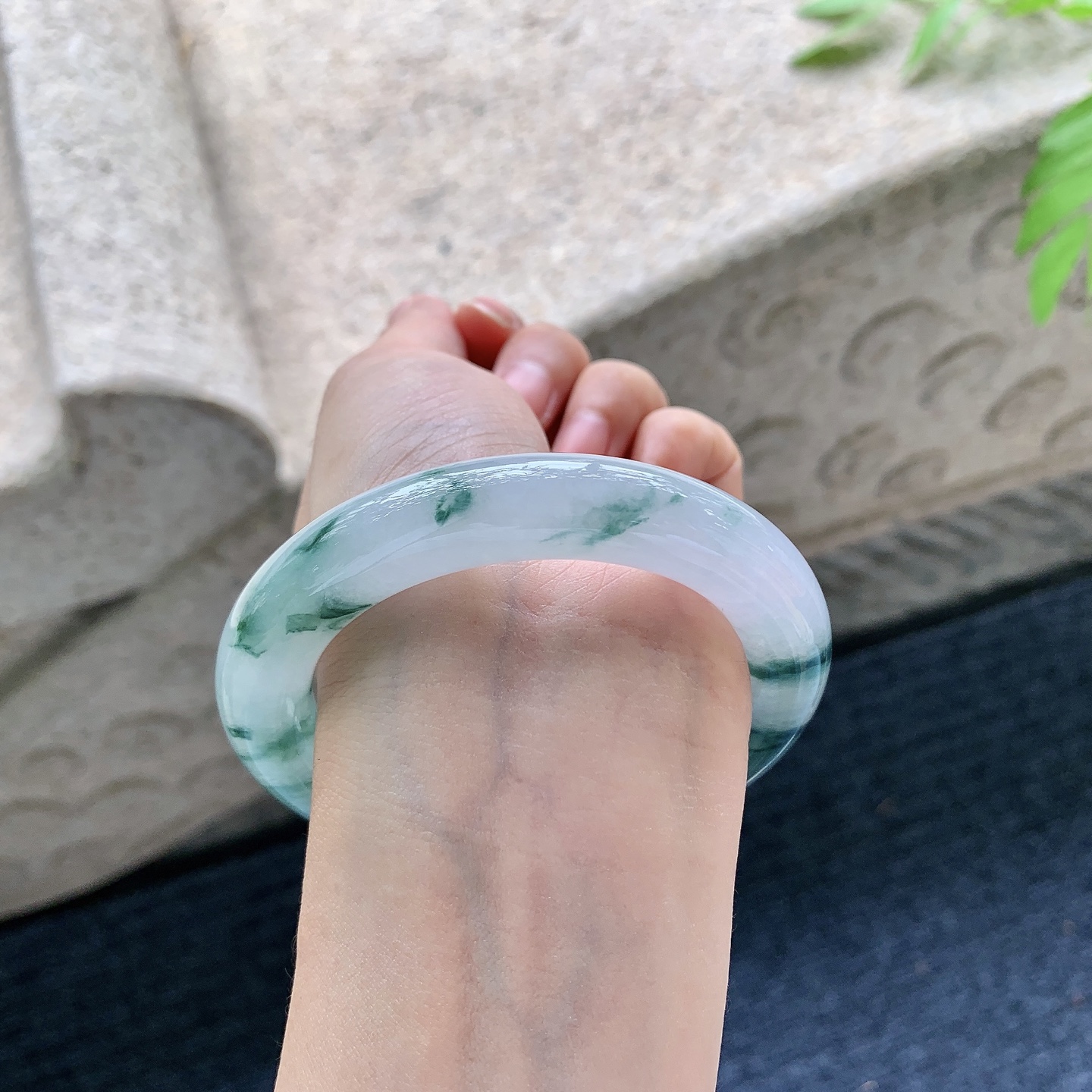 圆条54 55【圈口】55.8/11.6/11.5【编码】FL051831【描述】糯冰飘花，水润，种老，细腻，无裂