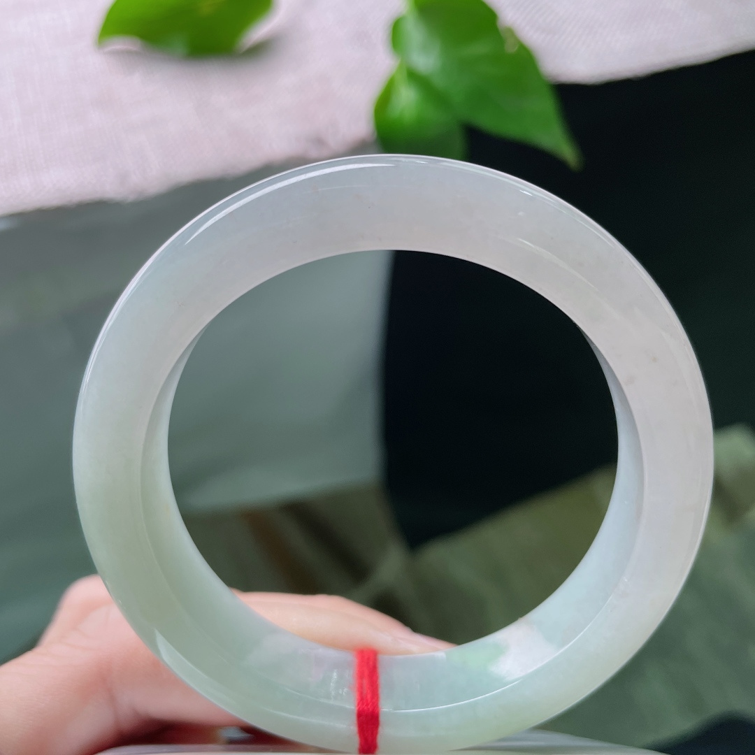 55.2/12.5/8.9，淡绿底正圈，水润细腻，种老，如沐春风，佩戴优雅端庄，无裂，ss52808a