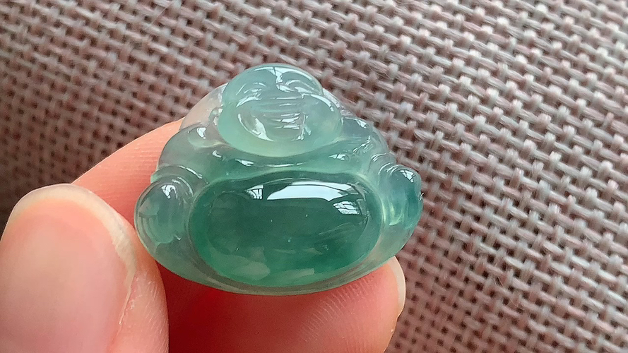 ️天然翡翠，冰飘花佛公 尺寸17.4-22-6.2 ad517