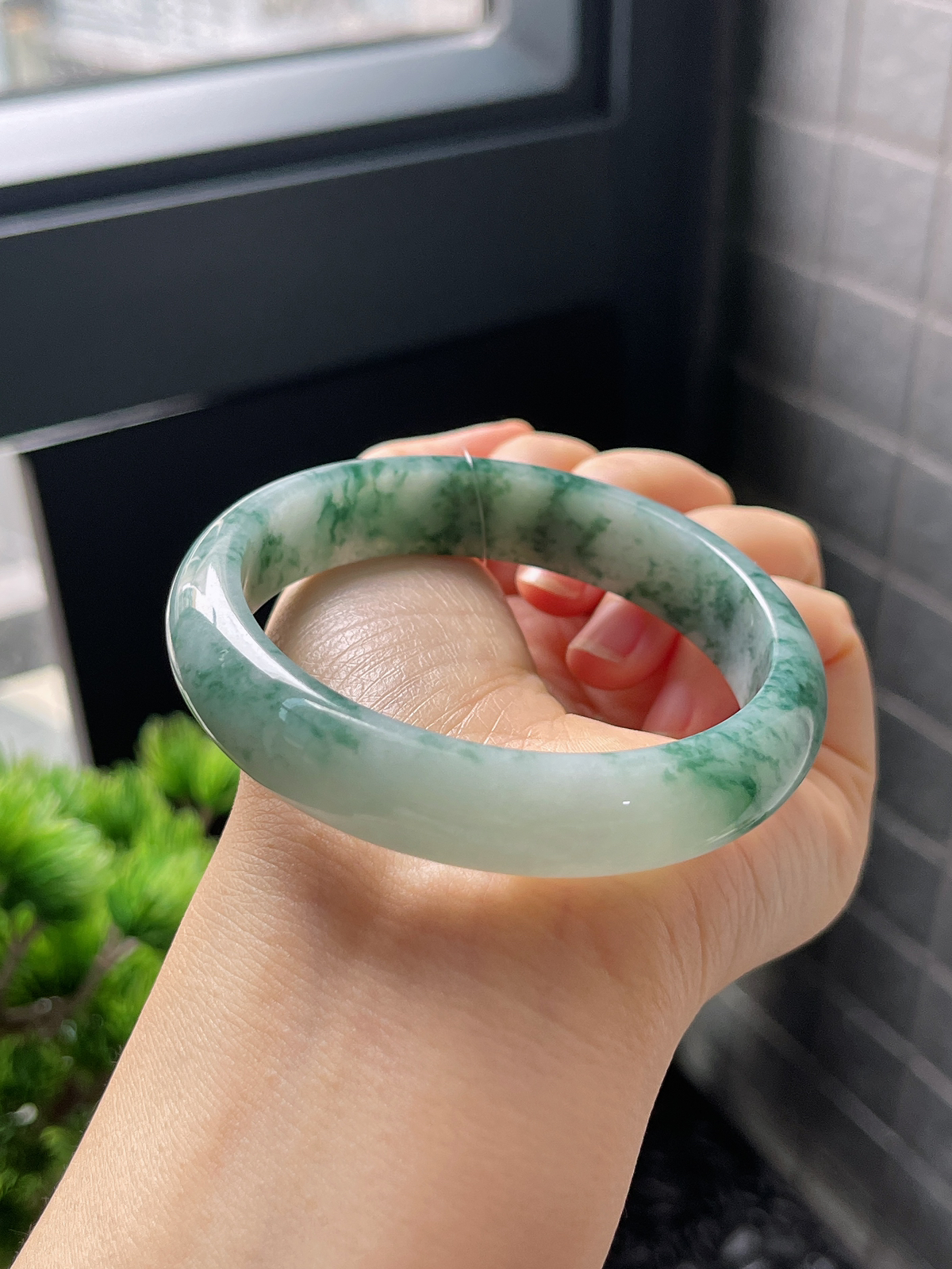 正圈57.6圈口，翡翠糯化种飘绿手镯