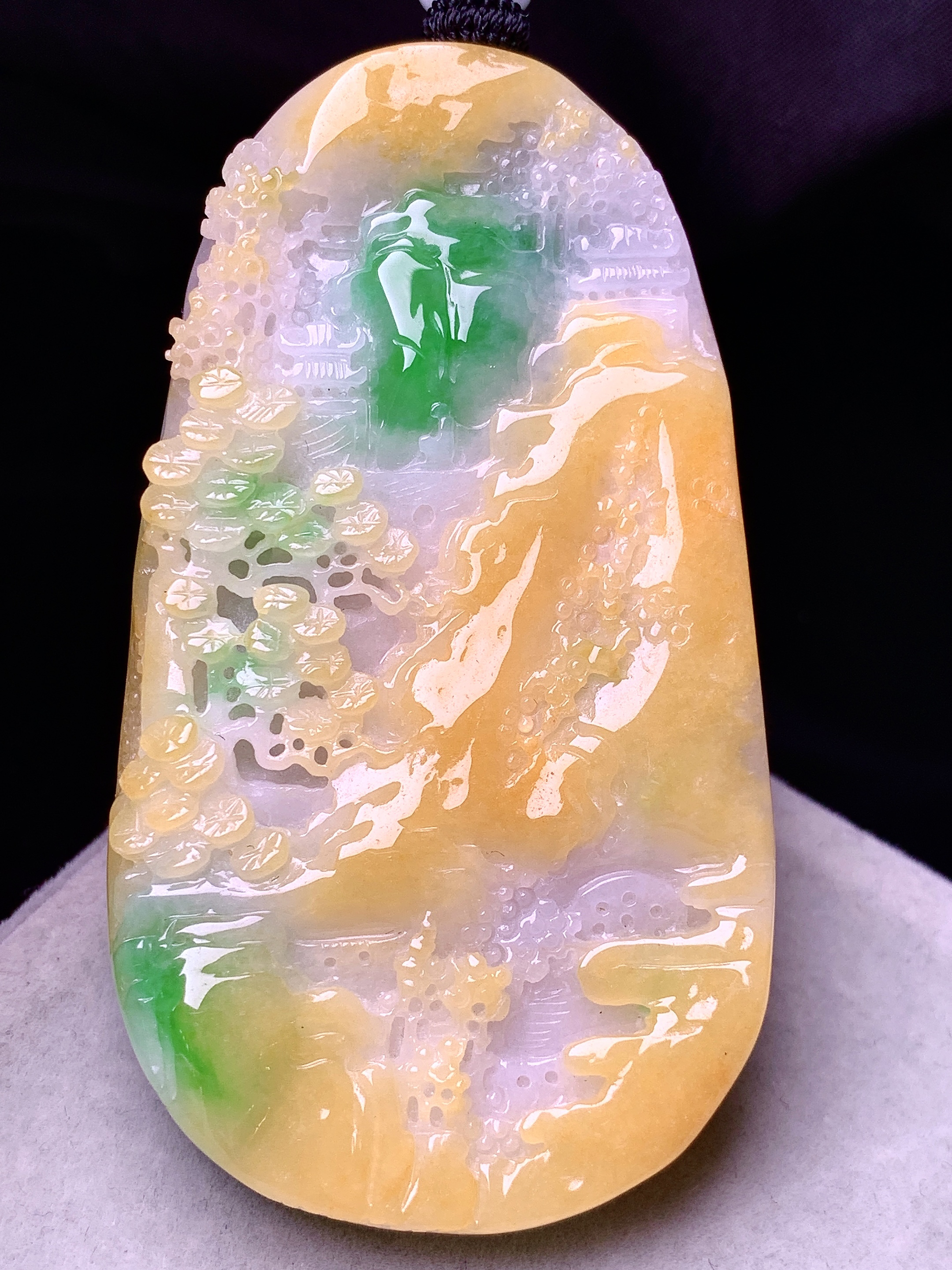 飘黄绿翡山水牌子吊坠 玉质细腻 色泽艳丽清新 水润亮眼 整体尺寸66*36.3*9.3 w1