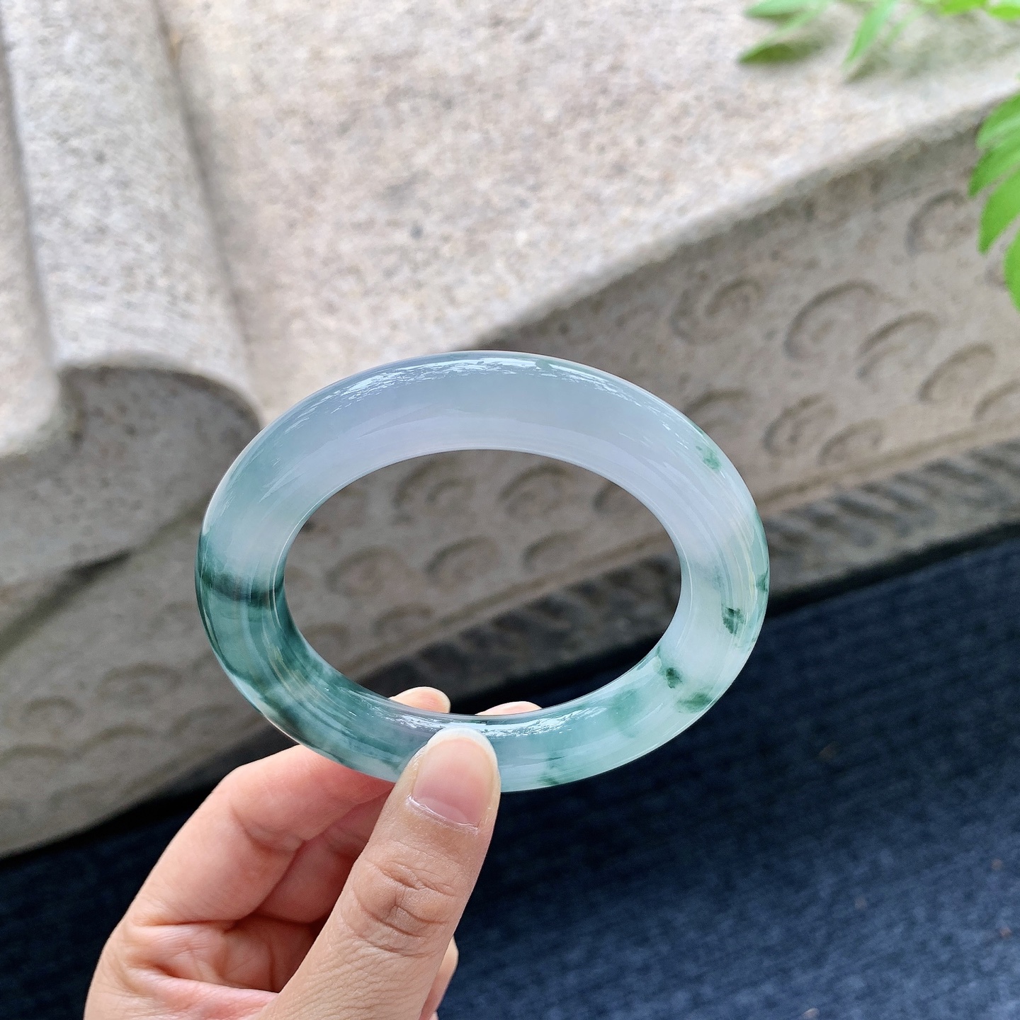 圆条54 55【圈口】55.8/11.6/11.5【编码】FL051831【描述】糯冰飘花，水润，种老，细腻，无裂