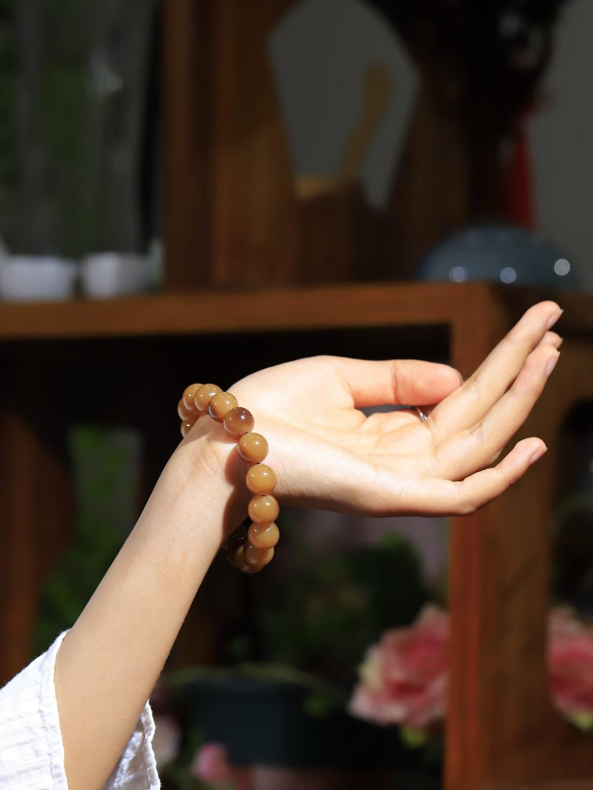 【珠圆玉润.手串】

精品️和田玉糖玉珠圆玉润手串 玉质温润细腻  整串打磨圆润，佩戴舒适。珠珠落