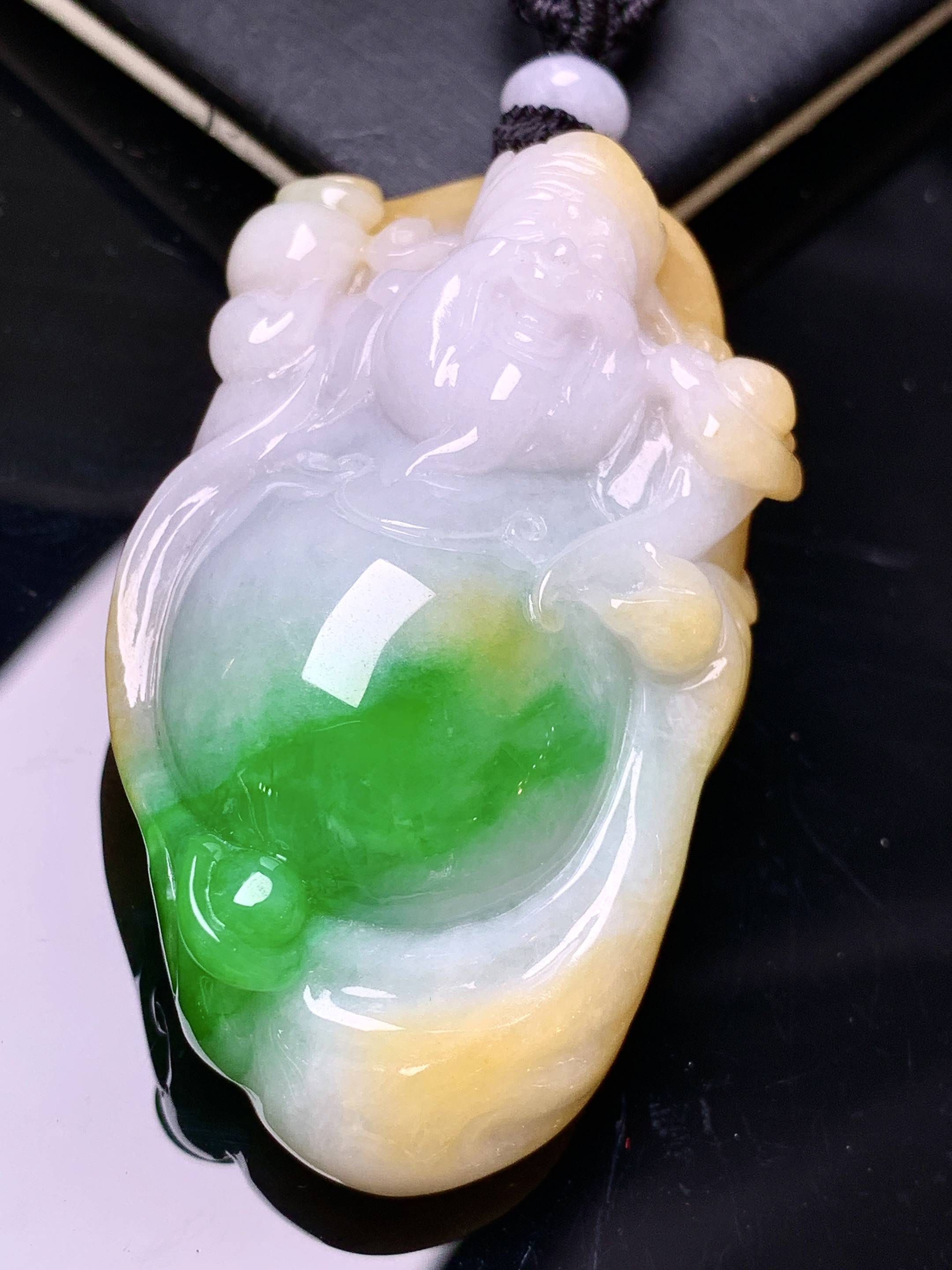 飘黄绿翡财神吊坠 玉质细腻 色泽艳丽清新 水润亮眼 整体尺寸53.5*31.5*17.5 w1