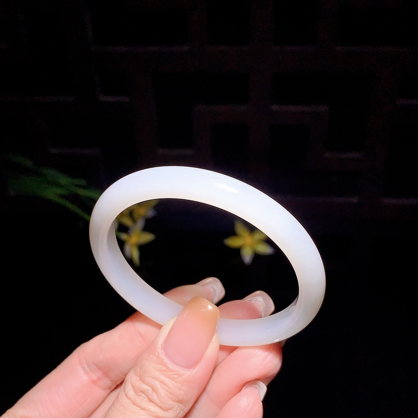 和田玉53圈口羊脂白手镯！玉质细腻油润 底色纯净 无裂无杂 脂粉好，品质高。