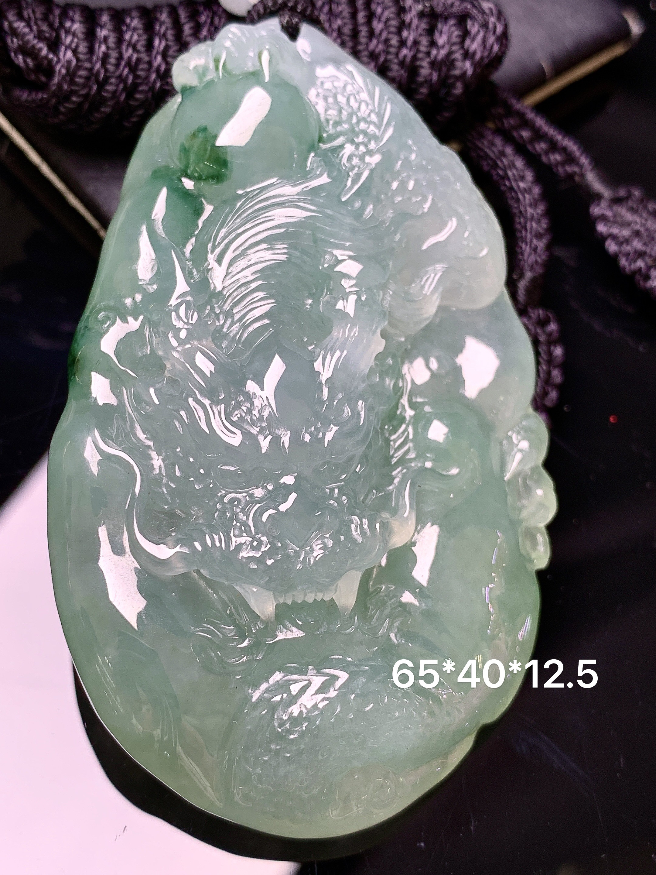 冰种飘绿龙吊坠 玉质细腻 色泽艳丽清新 水润亮眼 整体尺寸65*40*12.5 w1