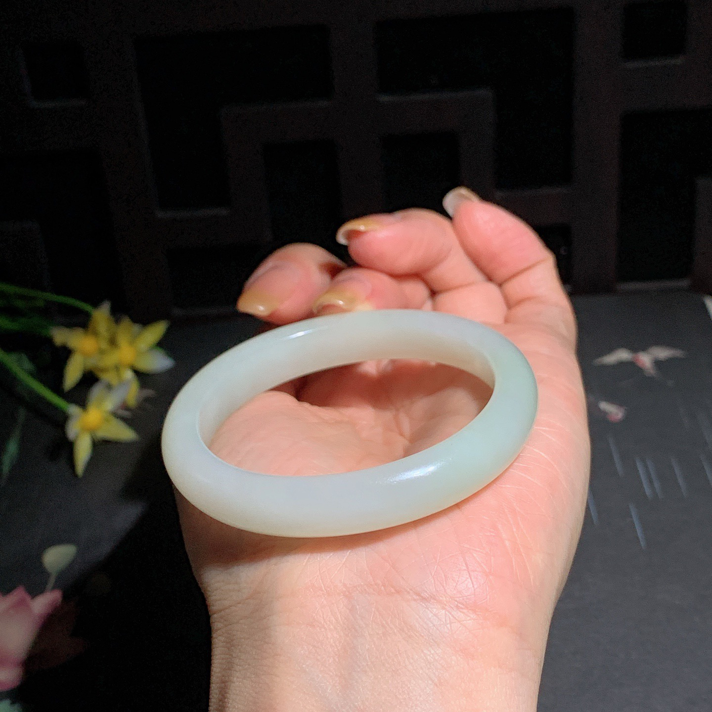 ￼和田玉51.5圈口翠青手镯！玉质细腻油润 底色纯净 无裂无棉 脂粉好，品质高