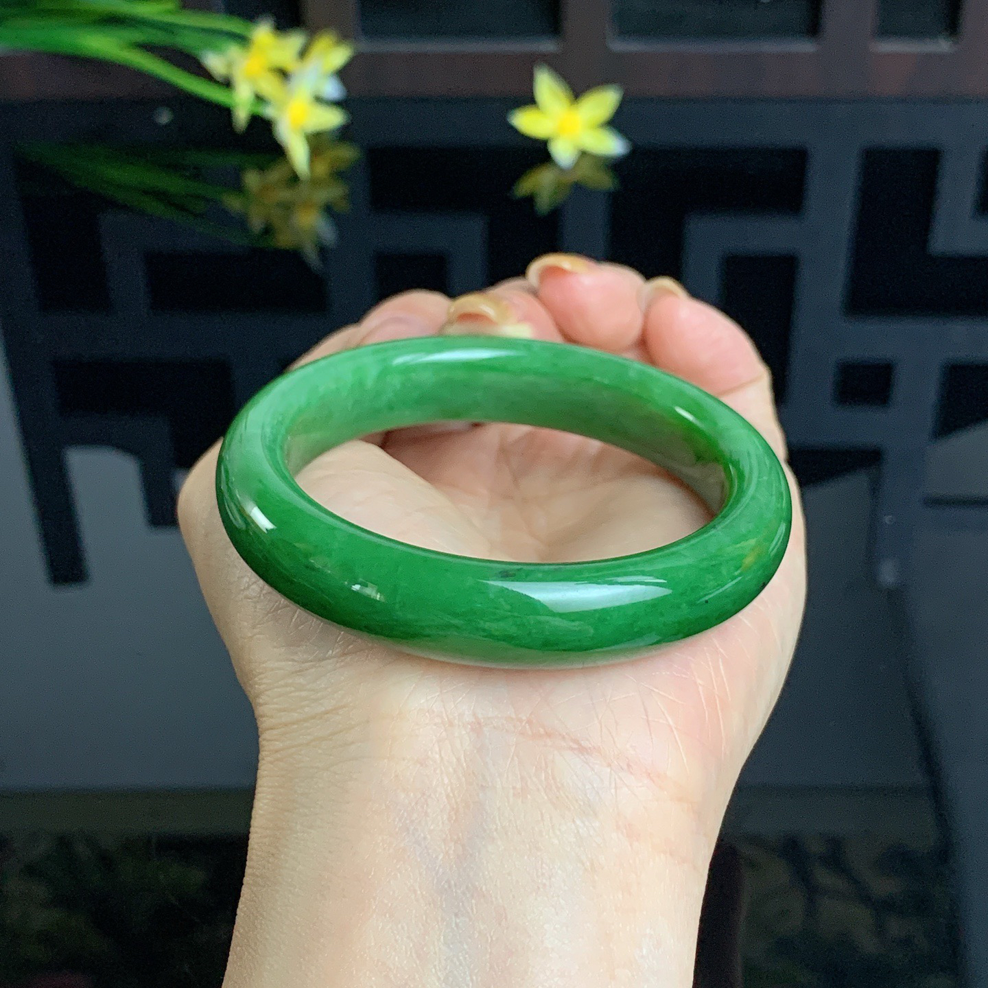 和田玉碧玉54圈阳绿色碧玉手镯！玉质细腻油润 底色纯净 无裂无棉 脂粉好，品质高。