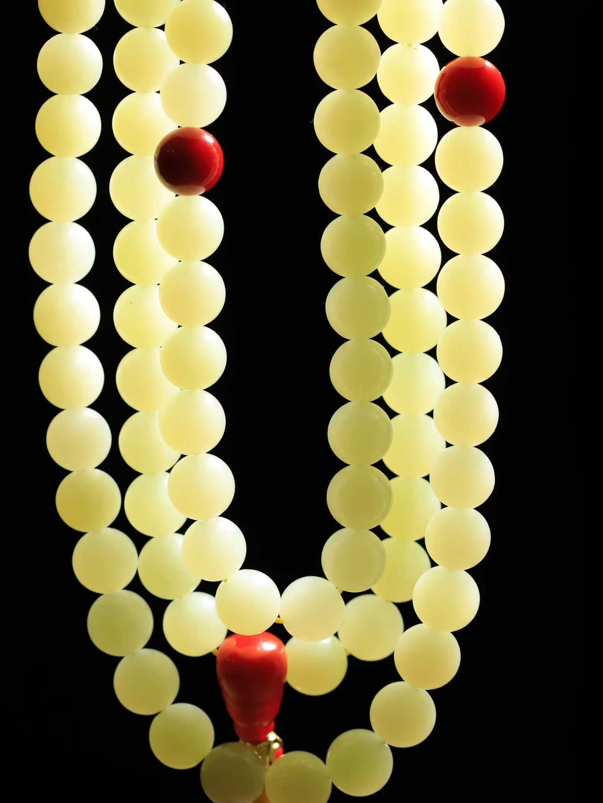【链.108】

精品️和田玉黄口圆珠108挂链 玉质温润细腻 油性十足 佩戴舒适。珠珠落玉盘，间关莺语花底滑，一生美好时光，无论身在何处，都有它相伴相守。事事顺遂，幸福美满，吉祥如意。重166.2克 尺寸取一9.9mm FDT-78501592