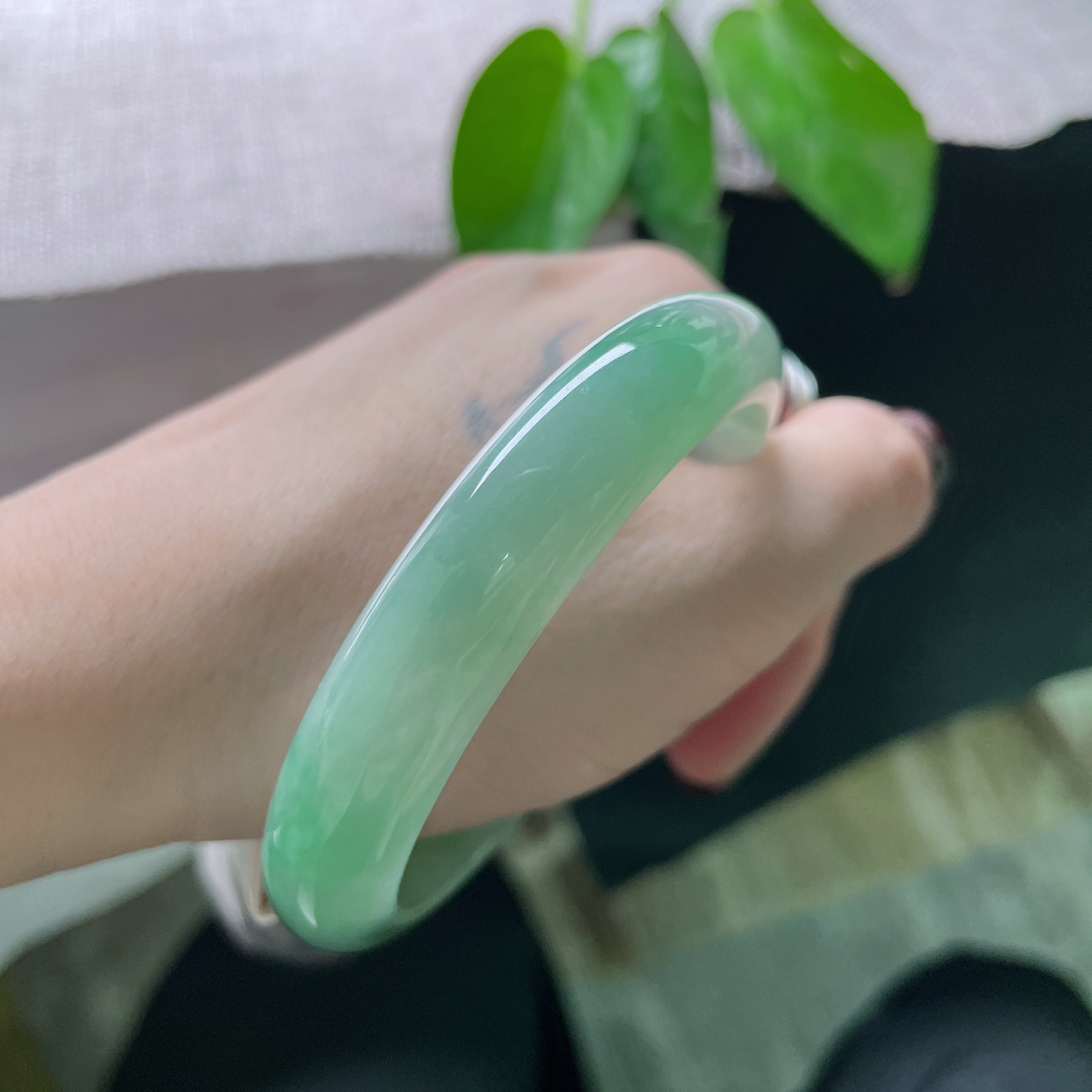 58.5/12/7.9飘绿正圈，水润细腻，点翠千金，佩戴沉稳，雅致，皮纹，ss50369a..