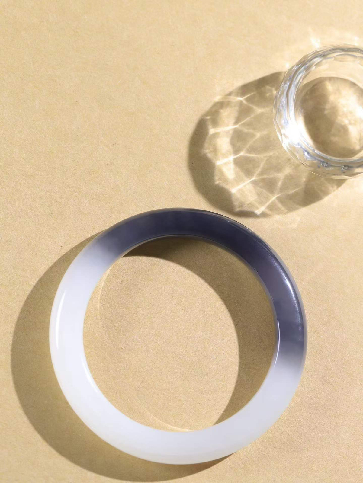（一见倾心.手镯）

精品和田玉白玉烟紫双色手镯，玉质温润细腻 油性十足 手感舒适，高华雅逸，线条流畅，简约大气，美自天成，素雅高贵。佩戴于腕间，婉约之美，举手投足间透出那低调奢华。重45.6克  内径55.5mm尺寸9.5-9.2mm FDL-79501500