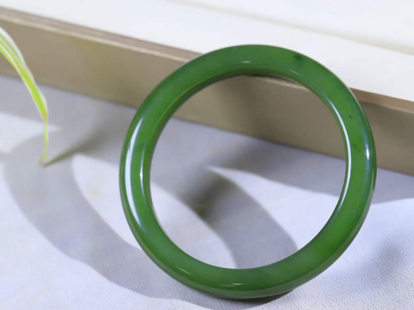 【碧波流转·手镯】

精品️和田玉碧玉手镯，玉质细腻温润，手感舒适，️线条流畅，简约大气，美