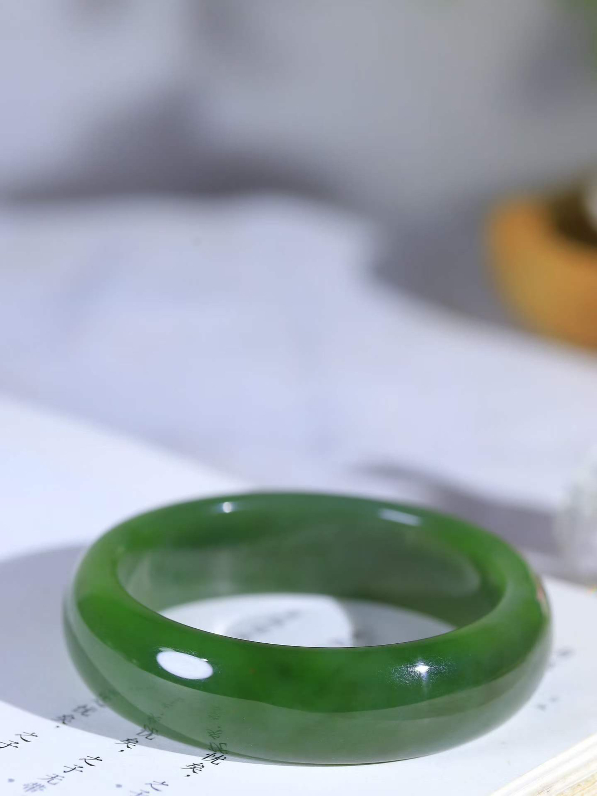 【碧波流转·手镯】

精品️和田玉碧玉手镯，玉质细腻温润，手感舒适，️线条流畅，简约大气，美自天成，佩戴于腕间，婉约之美，举手投足间透出那份低调奢华，醉人心扉。
重74克 内径圈口57.5mm尺寸17.4-8mm  FDA-13501508
