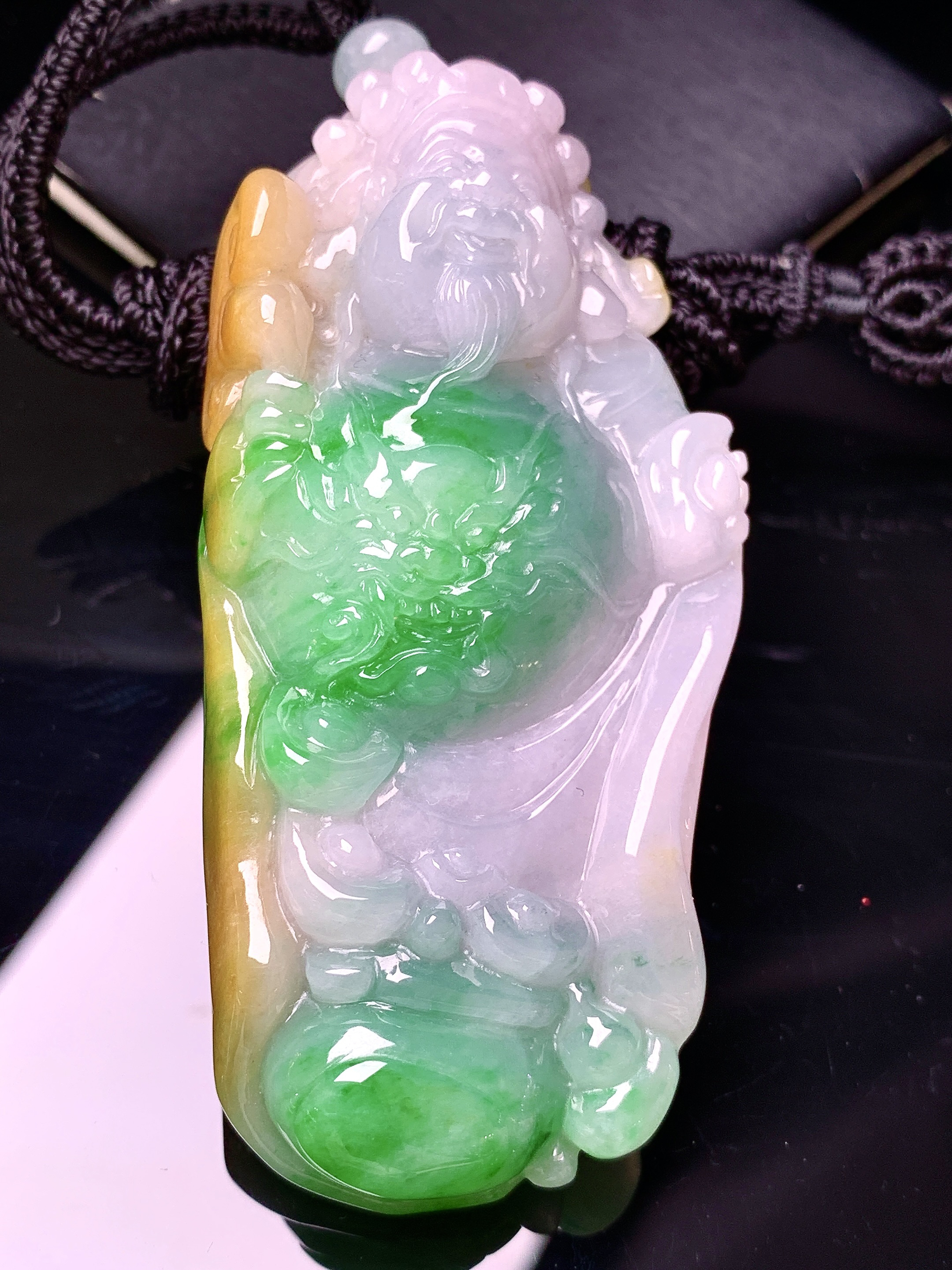 飘黄绿财神吊坠 玉质细腻 色泽艳丽清新 水润亮眼 整体尺寸70.2*36.6*14.6 w1