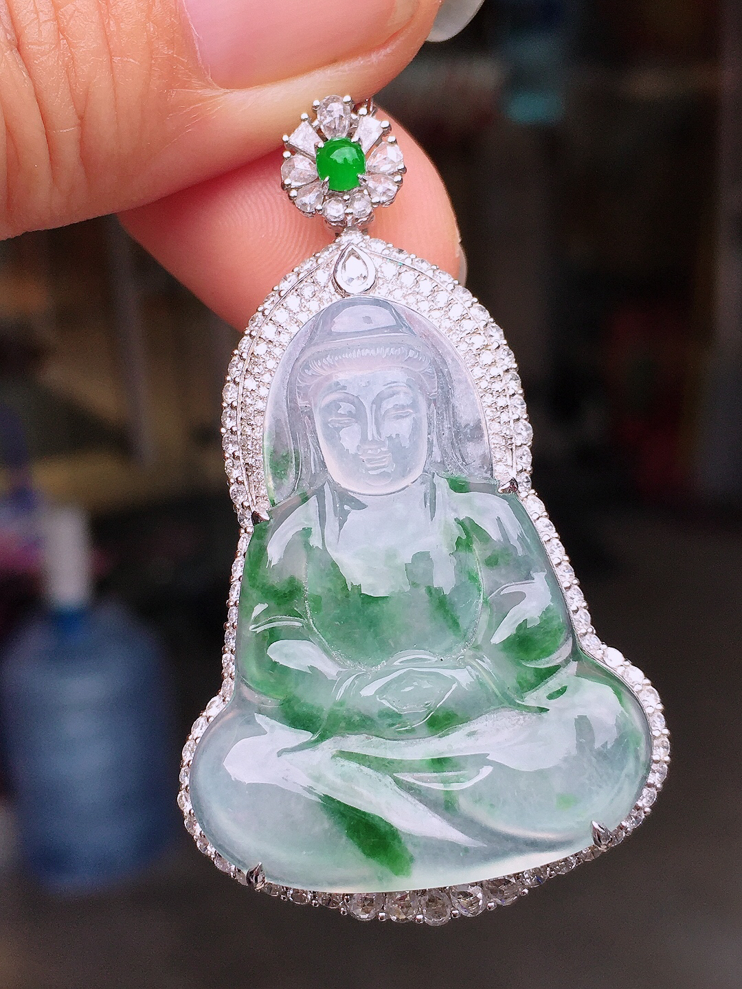 飘绿观音吊坠，色泽艳丽，玉质细腻，荧光感超
强，饱满圆润，简单大方，尽显优雅气质，18k
金豪华镶嵌