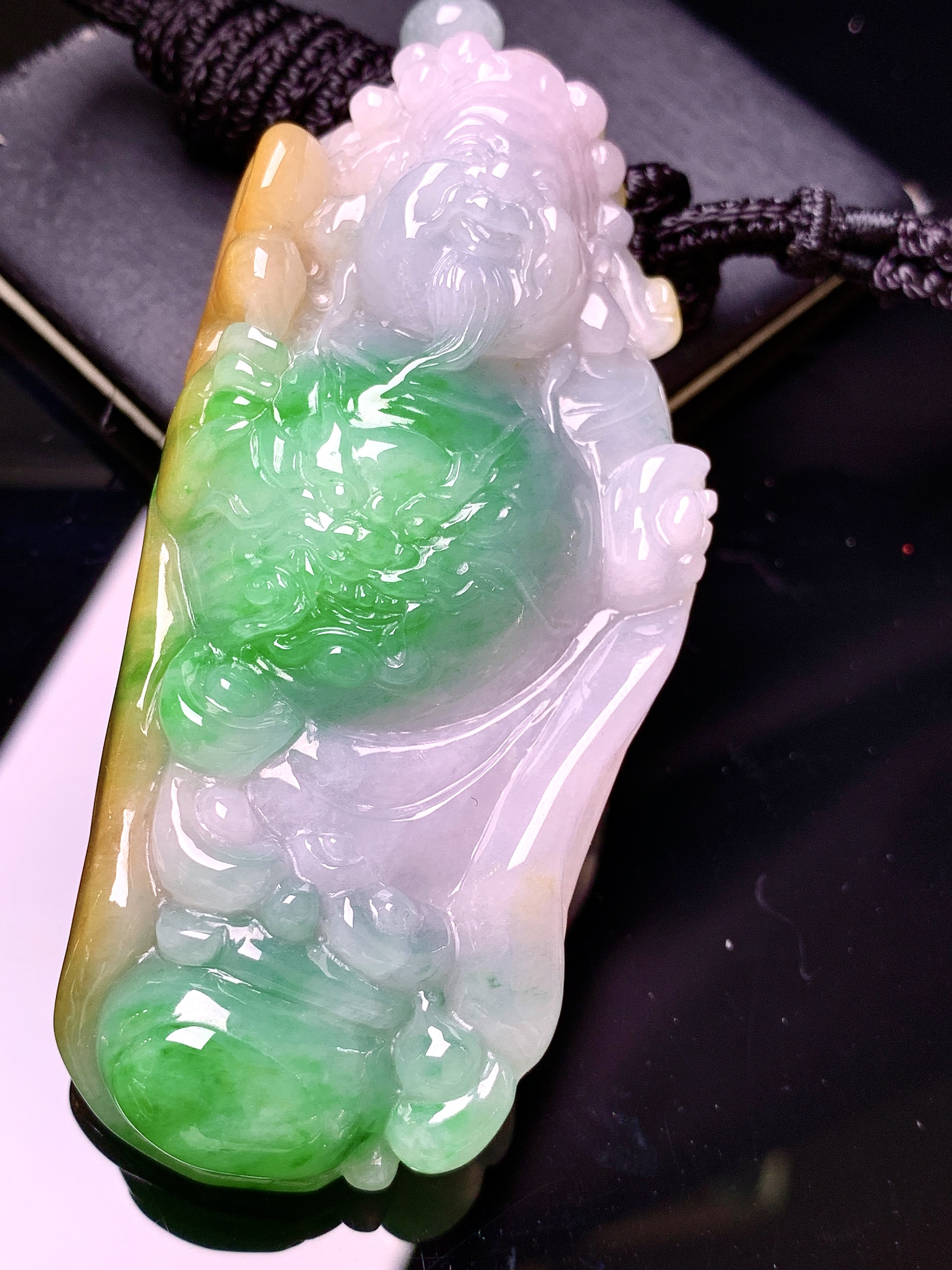 飘黄绿财神吊坠 玉质细腻 色泽艳丽清新 水润亮眼 整体尺寸70.2*36.6*14.6 w1