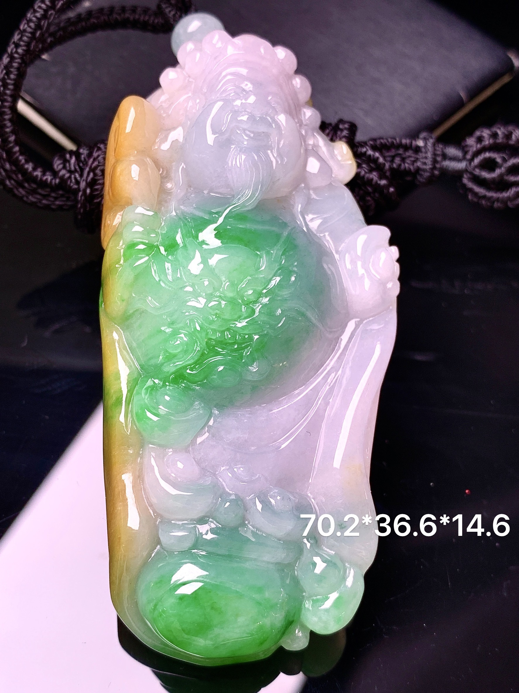 飘黄绿财神吊坠 玉质细腻 色泽艳丽清新 水润亮眼 整体尺寸70.2*36.6*14.6 w1