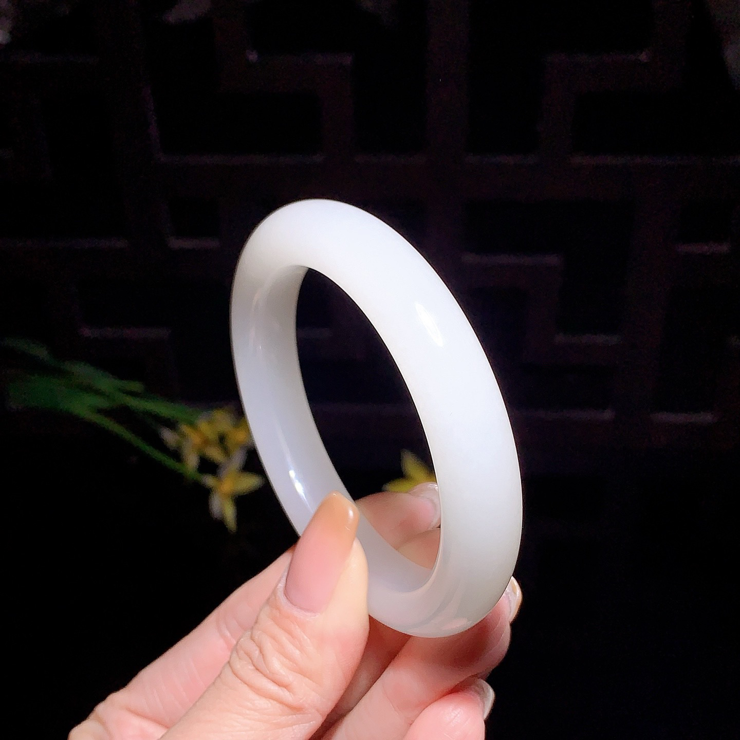 和田玉53圈口羊脂白手镯！玉质细腻油润 底色纯净 无裂无杂 脂粉好，品质高。