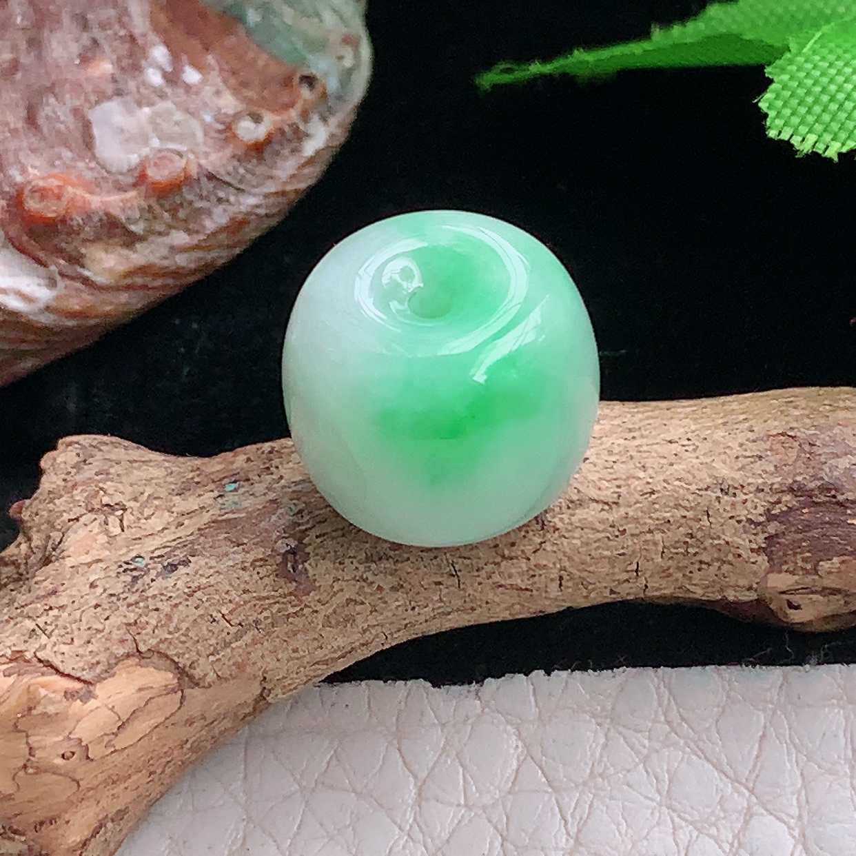 Xqa实拍12*15天然缅甸翡翠飘绿转运珠小玉坠路路通锁骨坠