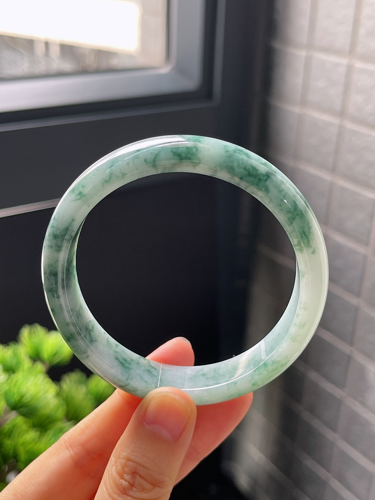 正圈57.6圈口，翡翠糯化种飘绿手镯