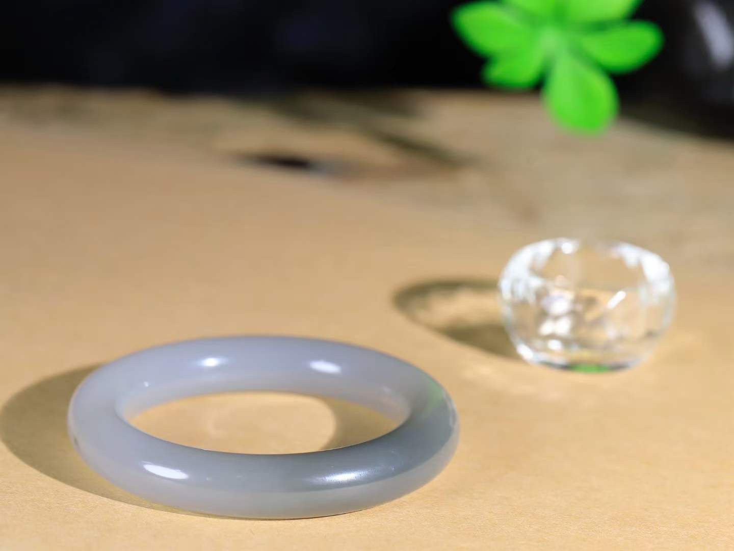 【玉佳人·手镯】

精品️和田玉烟紫圆条手镯 ，玉质细腻油润，做工细致精美，端庄素雅，亭亭玉立，芊